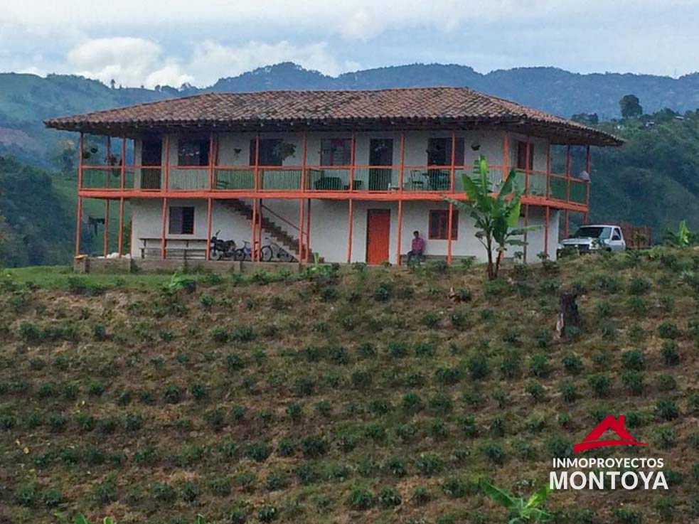 Finca cafetera tecnificada de 105 cuadras en Santa Rosa de Cabal