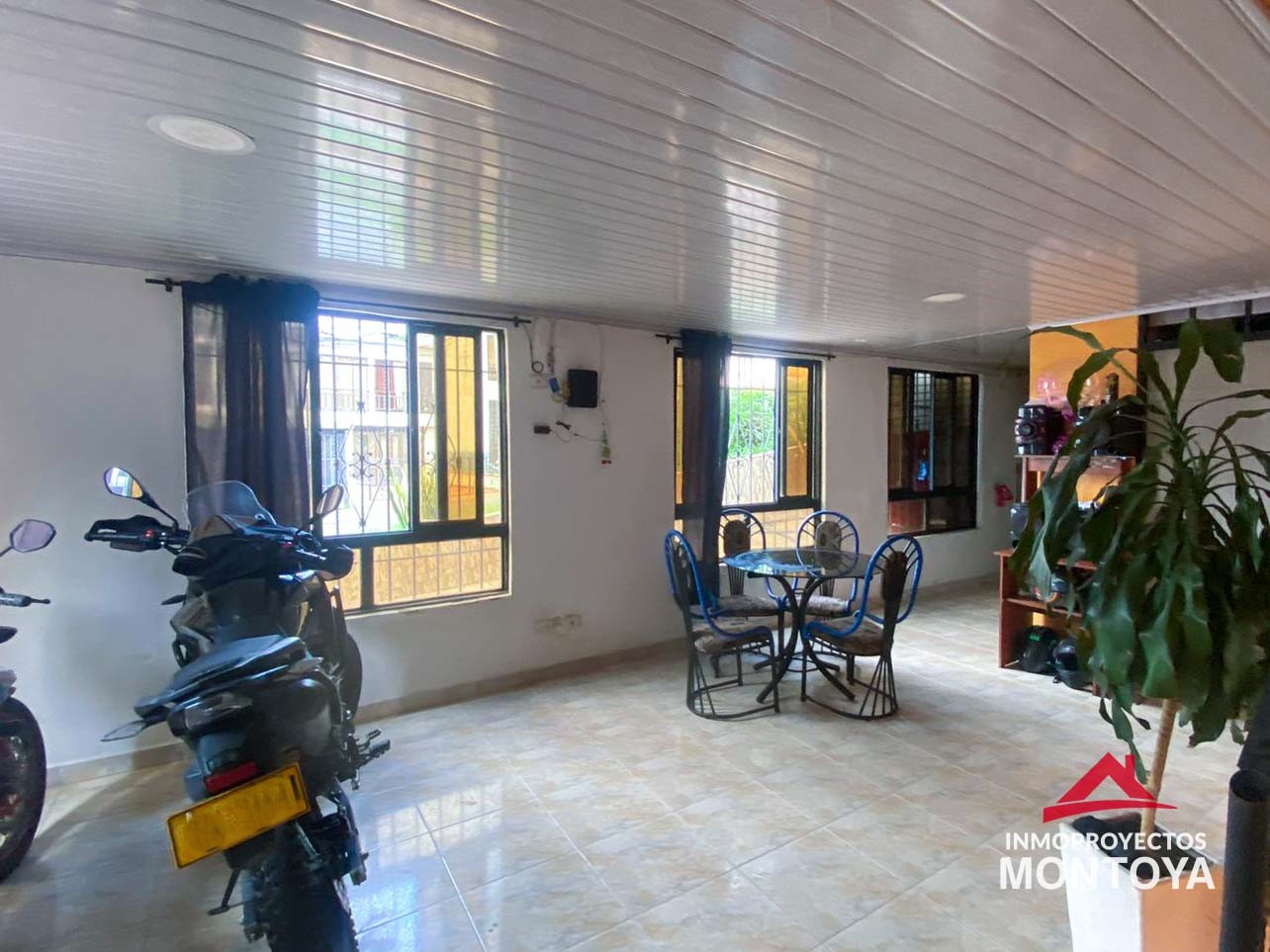 Casa esquinera en Los Sauces-Cuba, Pereira