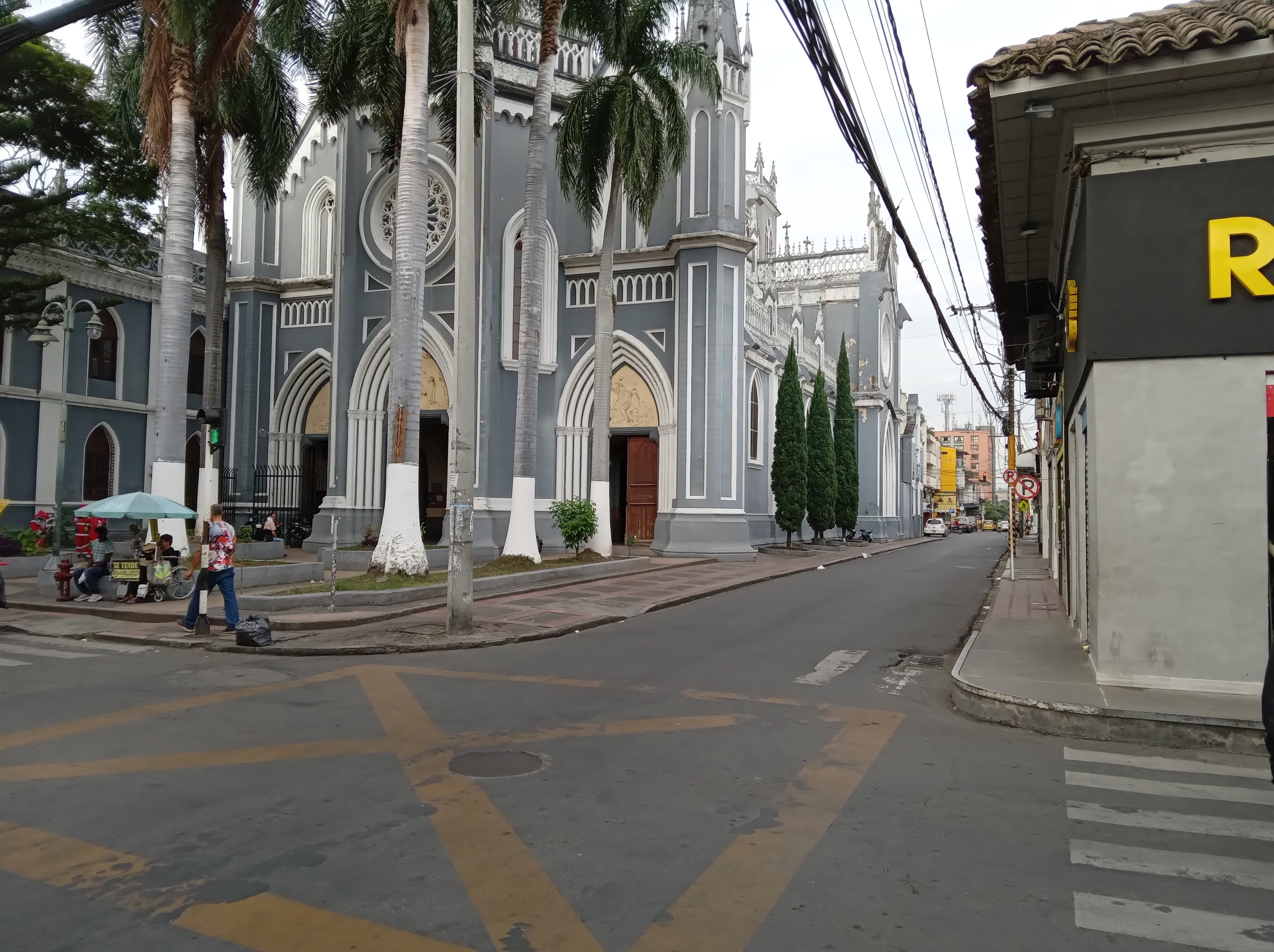 Edificio Comercial en venta,16 Locales, 7 Apartamentos, Palmira.