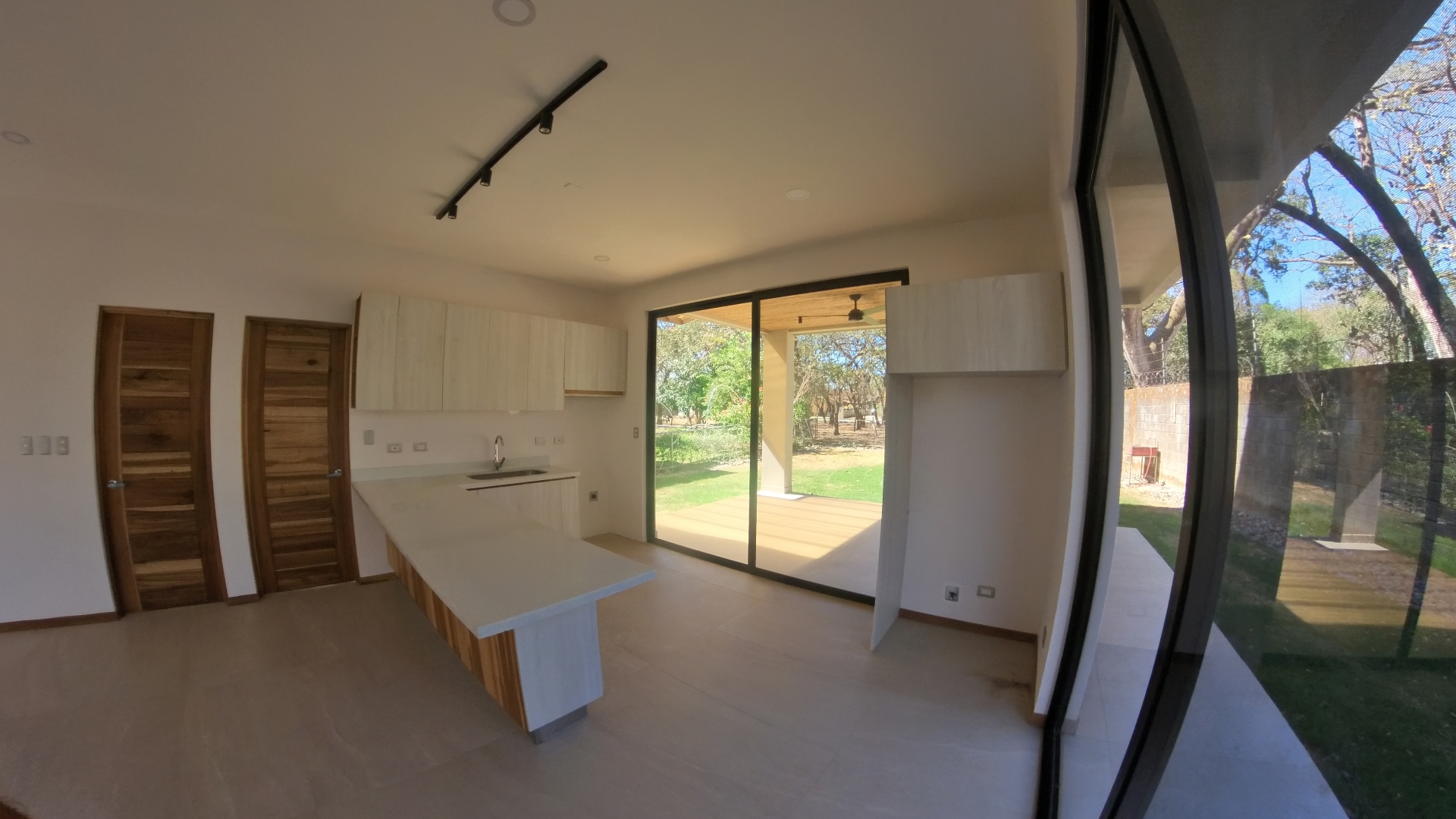 SE ALQUILA CASA EN CONDOMINIO COLONIA BLANCA EC - LIBERIA