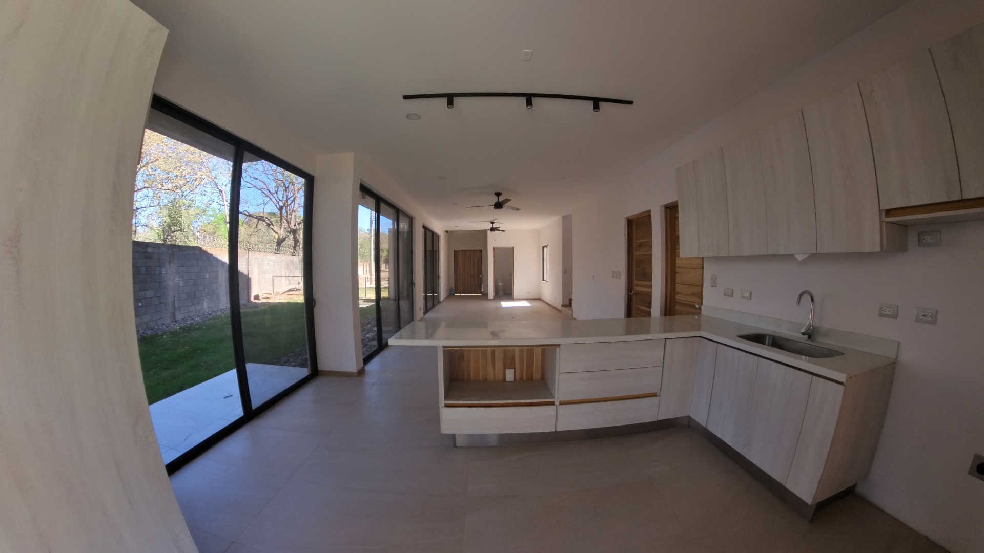 SE ALQUILA CASA EN CONDOMINIO COLONIA BLANCA EC - LIBERIA