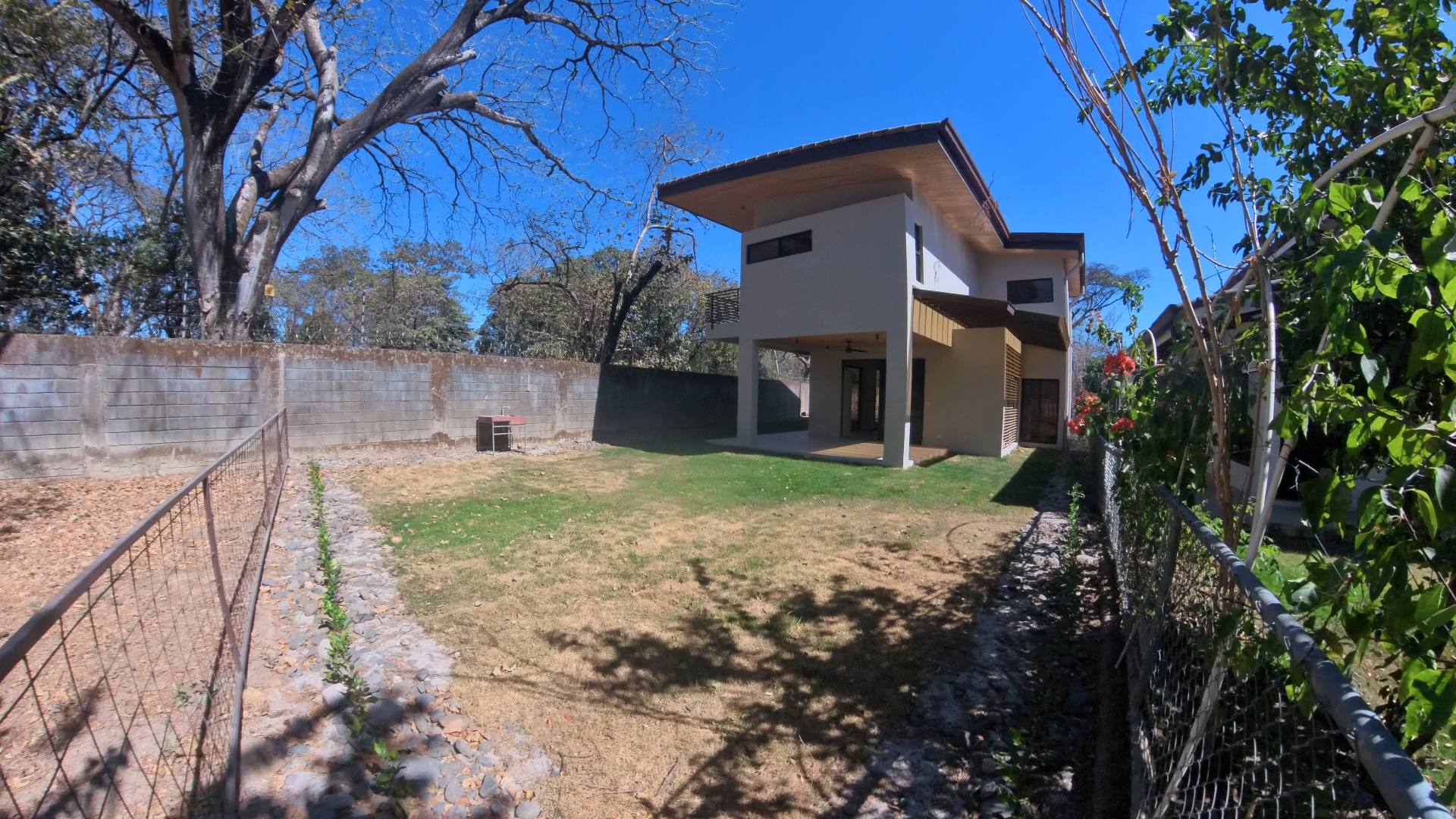 SE ALQUILA CASA EN CONDOMINIO COLONIA BLANCA EC - LIBERIA