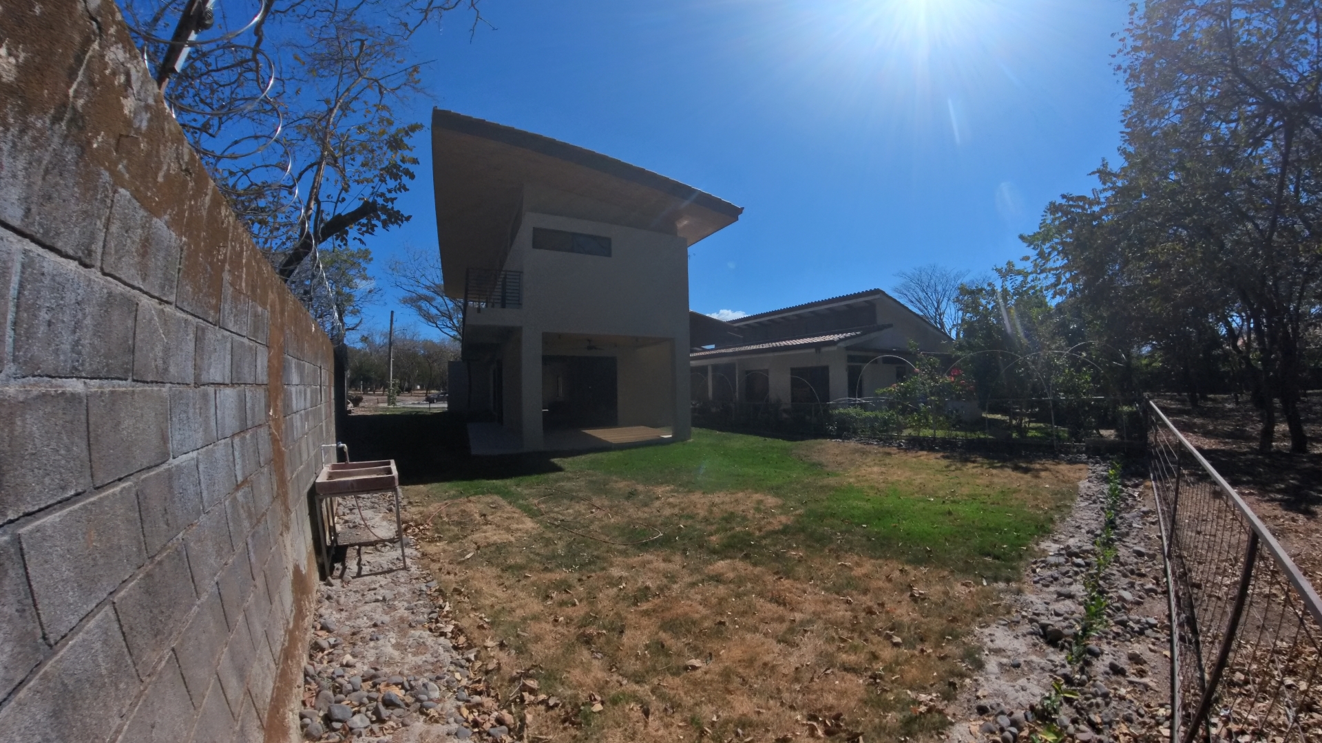 SE ALQUILA CASA EN CONDOMINIO COLONIA BLANCA EC - LIBERIA