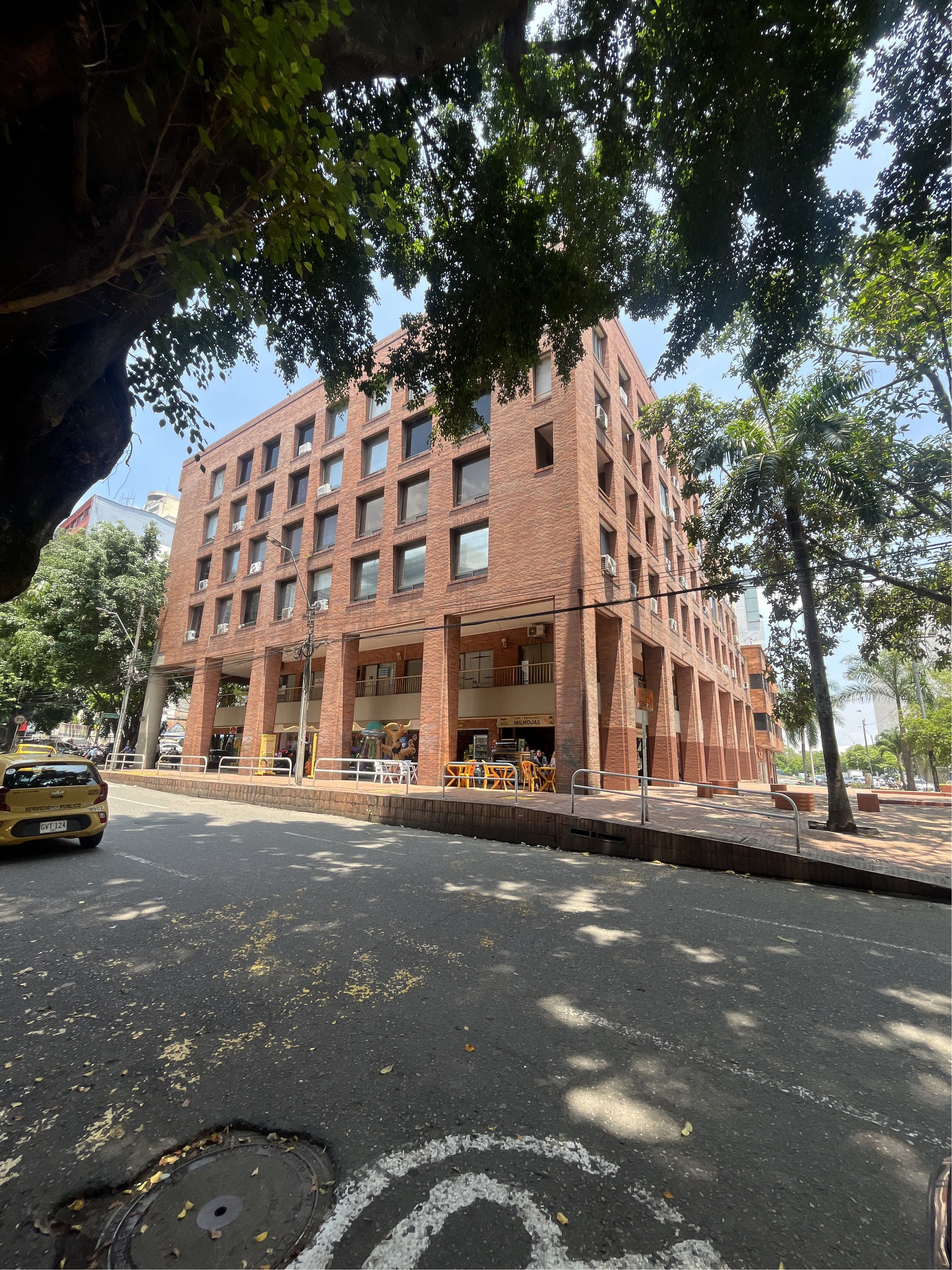 OFICINA  DOBLE EXCELENTE UBICACIÓIN EN CENTRO EMPRESARIAL CENTENARIO I