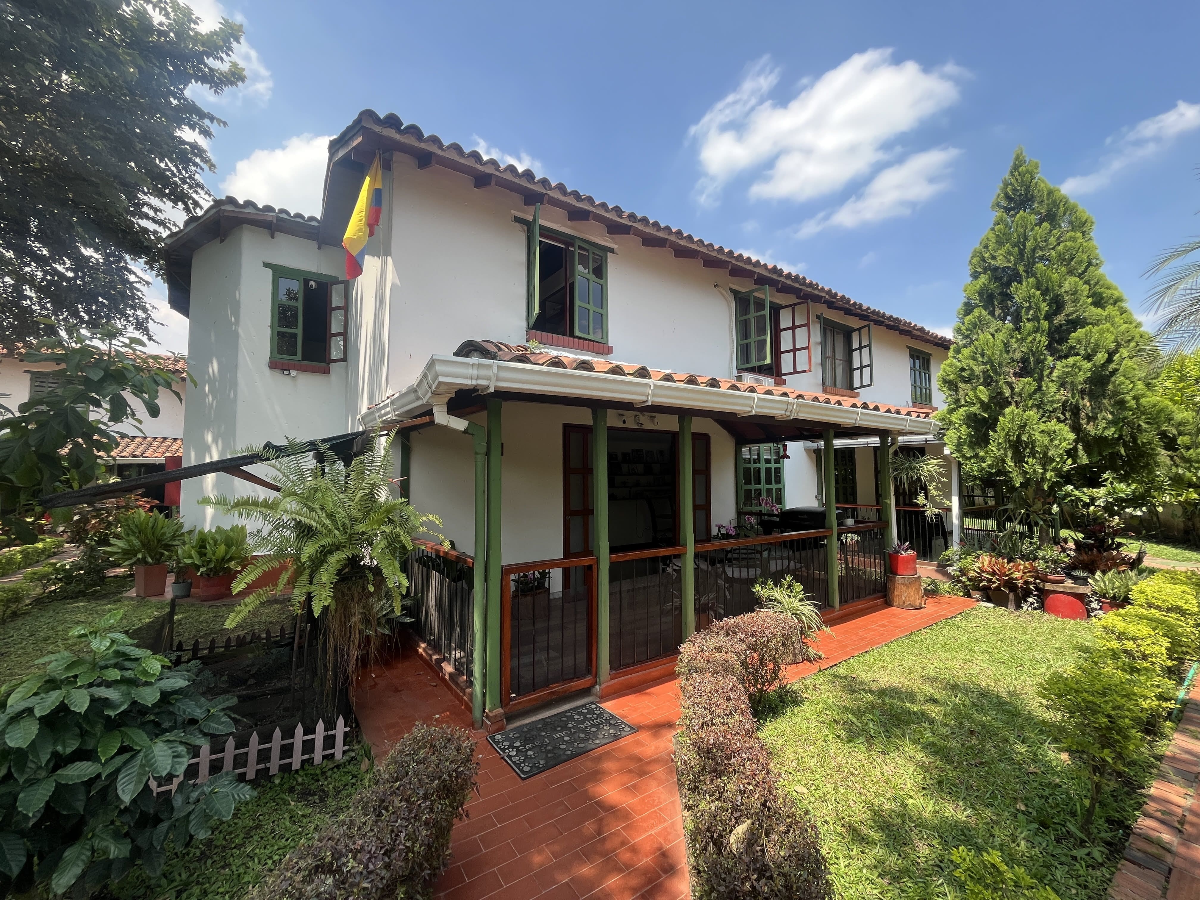 CASA ESTILO CAMPESTRE EN  UNIDAD CERRADA EN EL NORTE DE CALI