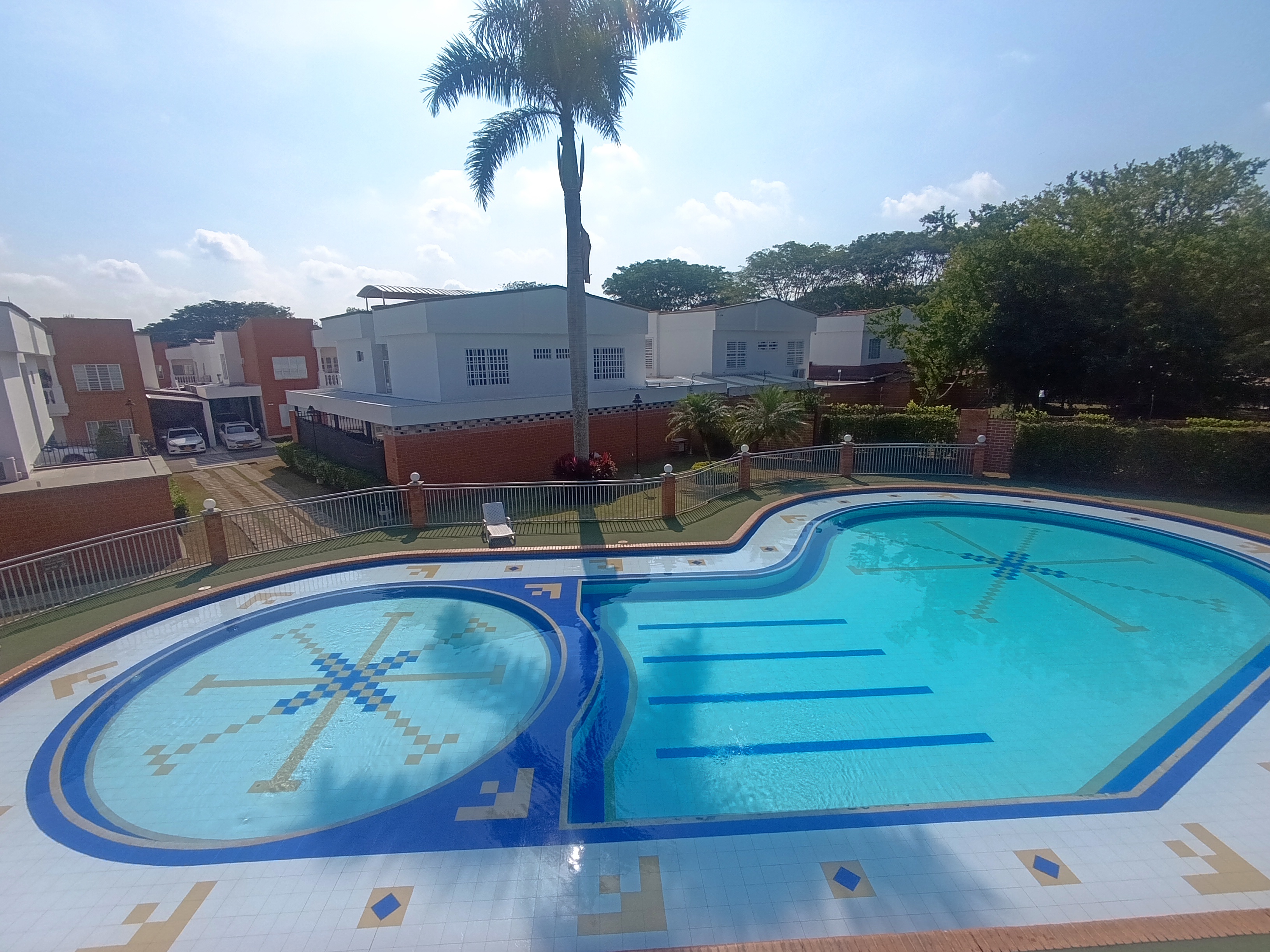 CASA EN CONDOMINIO EN CIUDAD JARDIN 2 NIVELES 244M2 AL