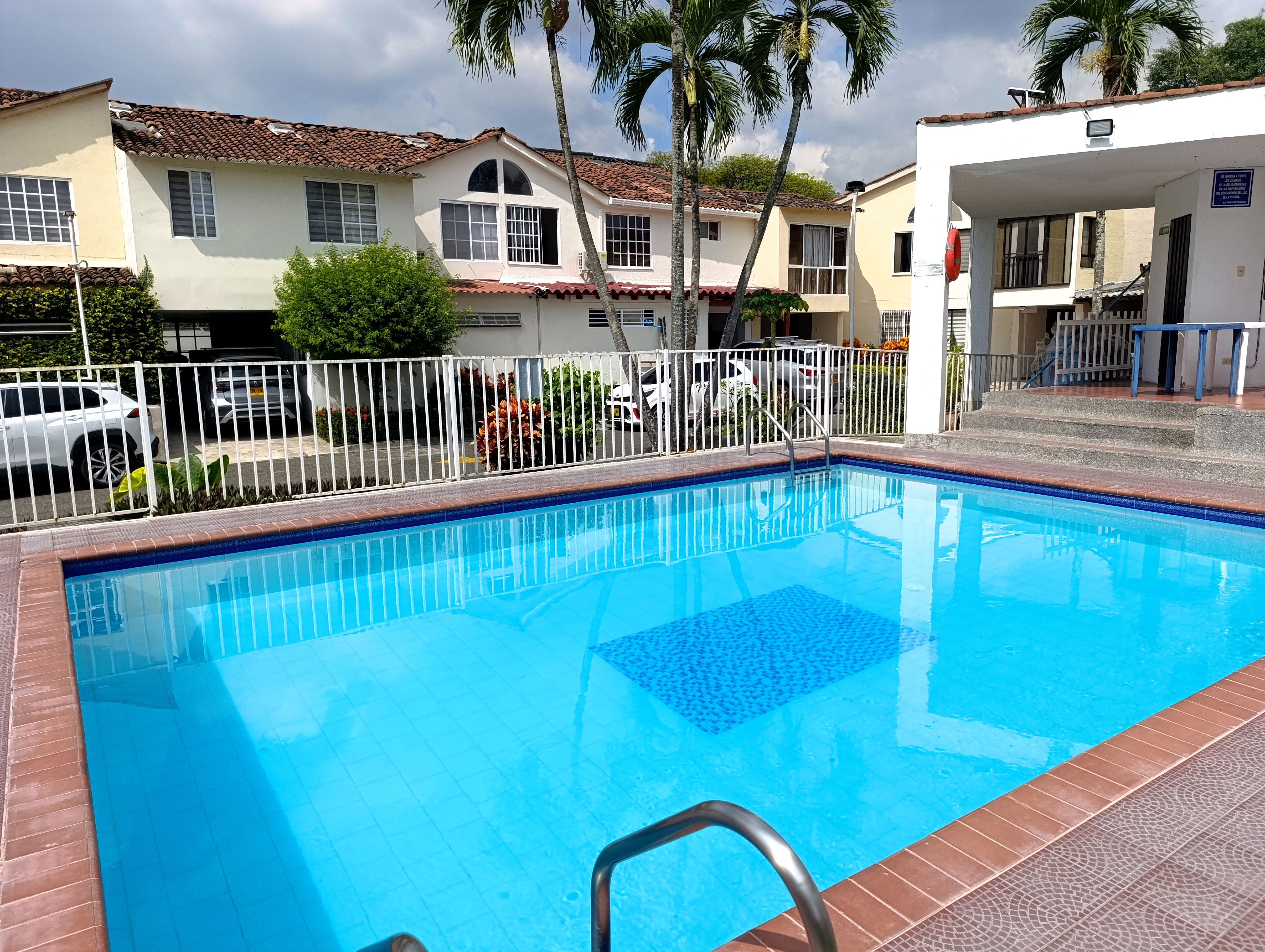 CASA EN CONJUNTO CERRADO EN VENTA EN LA FLORA DE 2 NIVELES 182M2