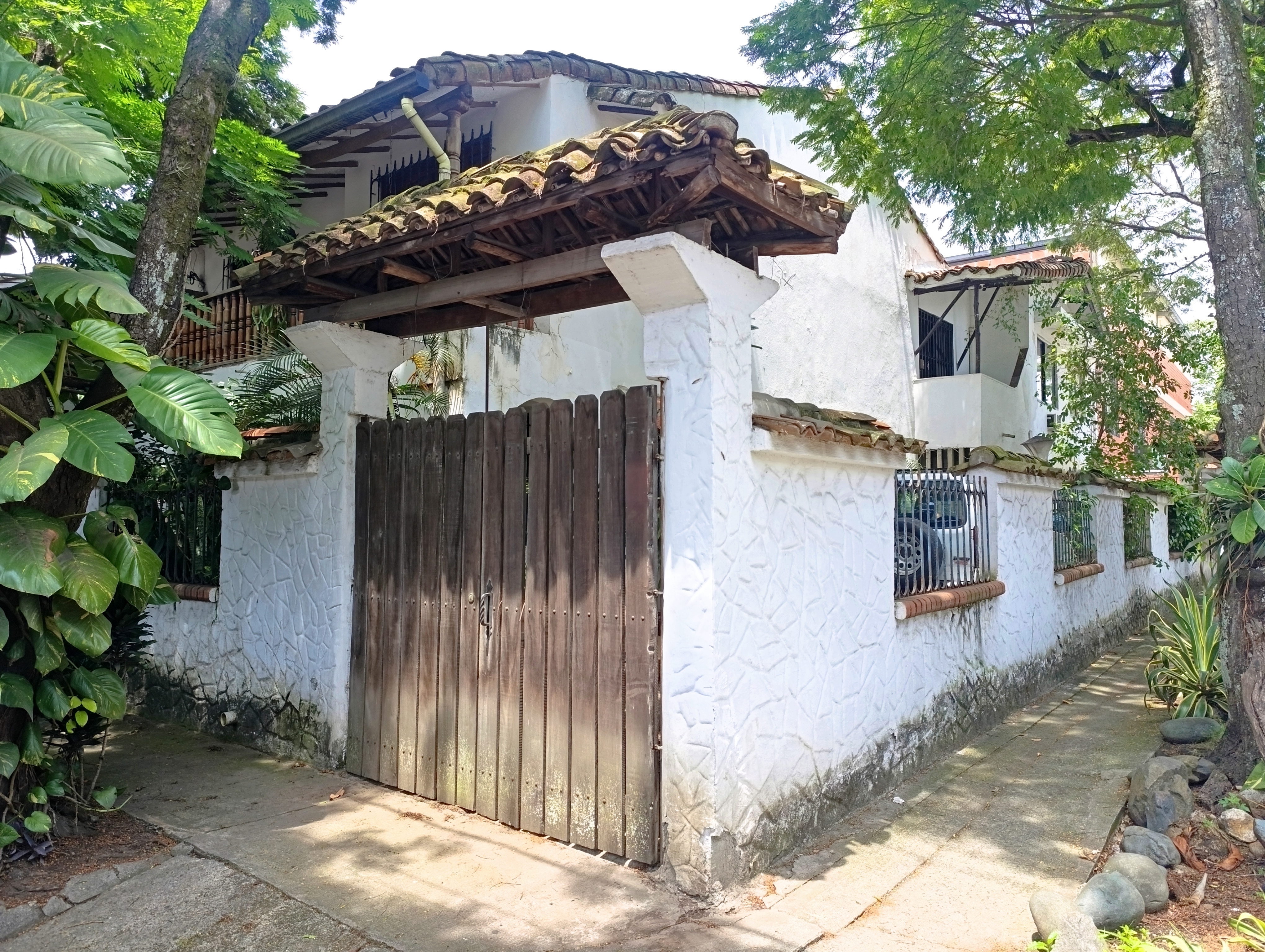 CASA ESQUINERA CON APARTAMENTOS RENTANDO PRADOS DEL NORTE CALI