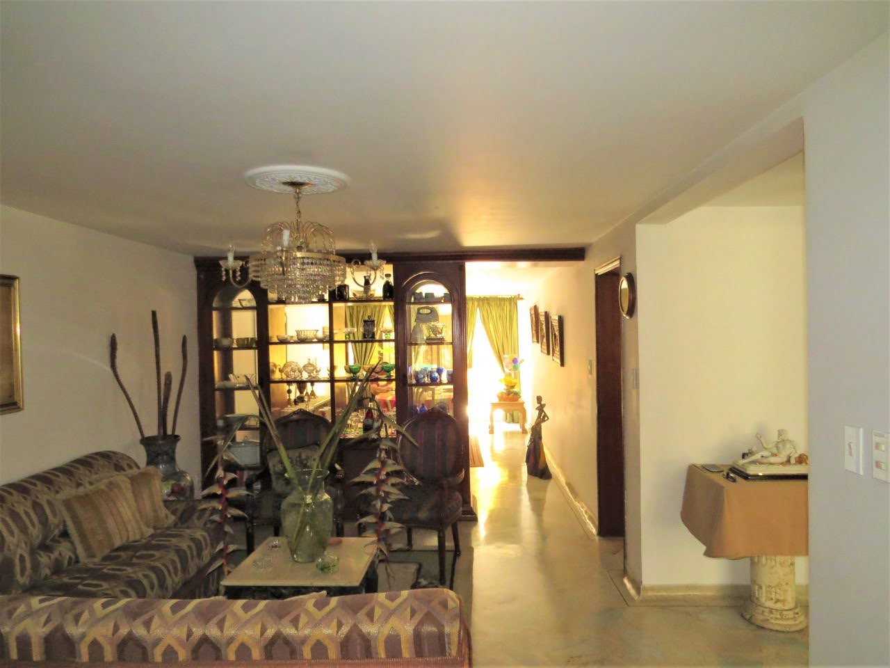 HERMOSA Y AMPLIA CASA EN VENTA EN EL LIMONAR 2 NIVELES 290M2 AL