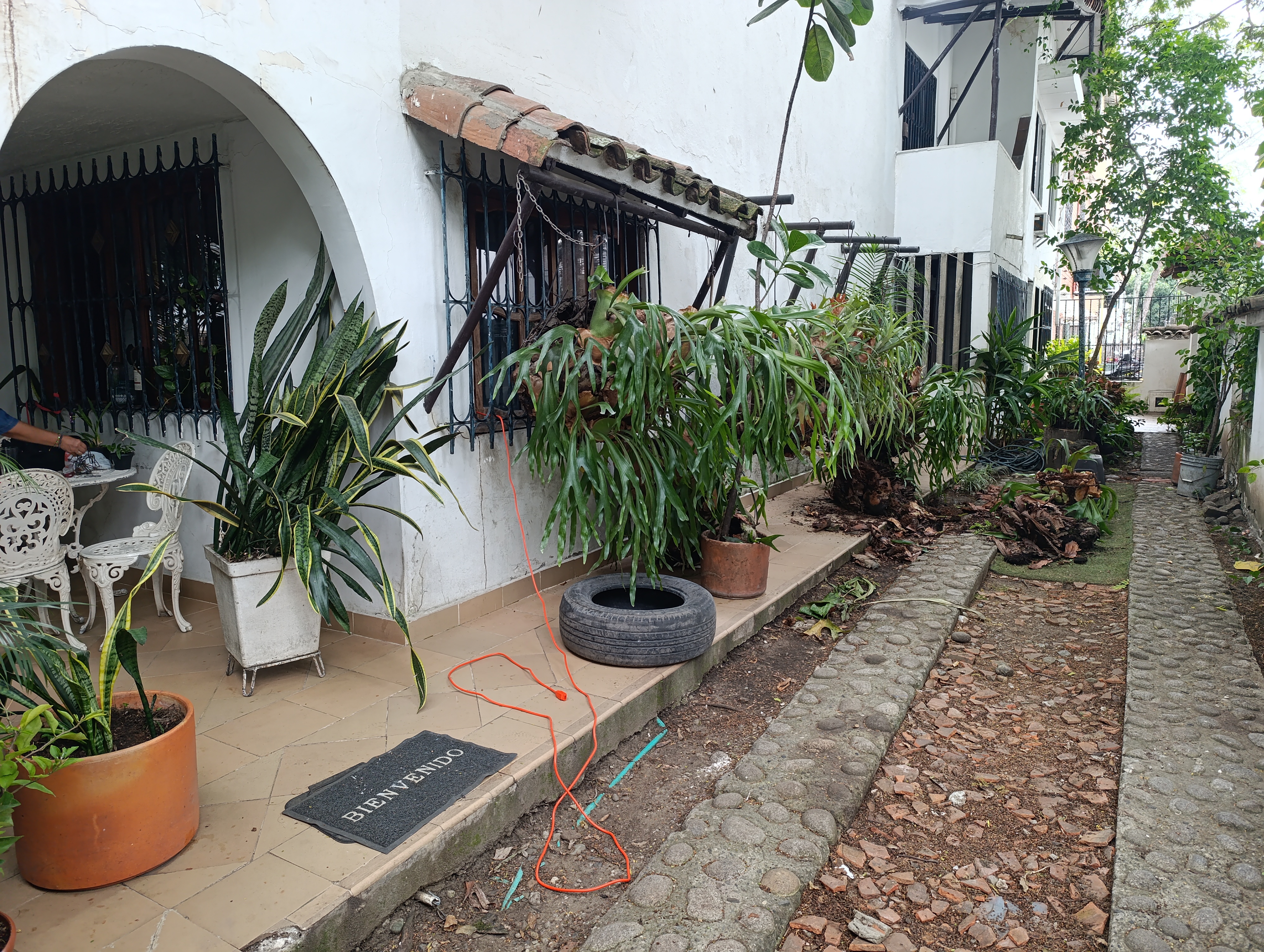 CASA ESQUINERA CON APARTAMENTOS RENTANDO EN PRADOS DEL NORTE