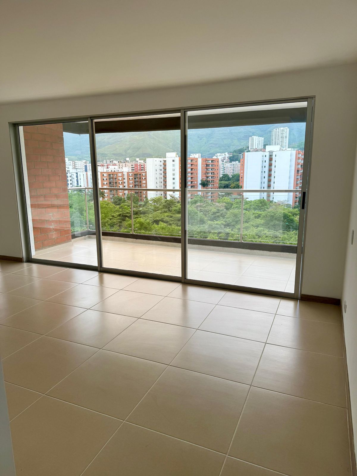 APARTAMENTO EN VENTA NORTE DE CALI PISO 10 99M2 AL