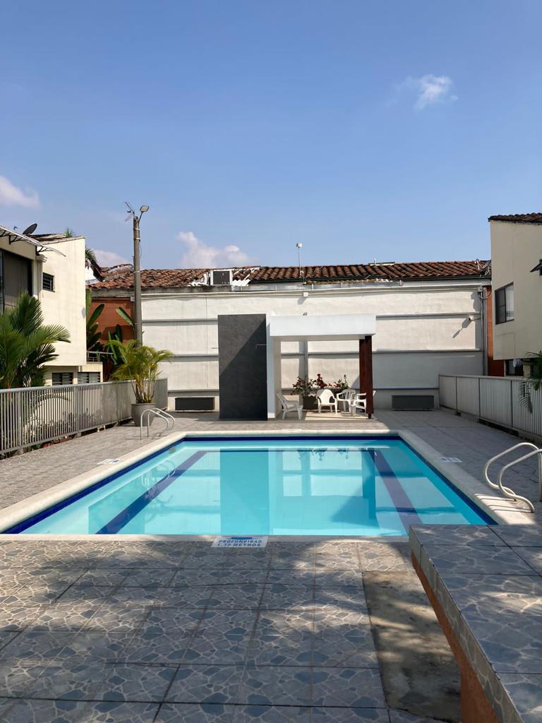 AMPLIA Y BONITA CASA EN CONDOMINIO BARRIO LA FLORA 180M2