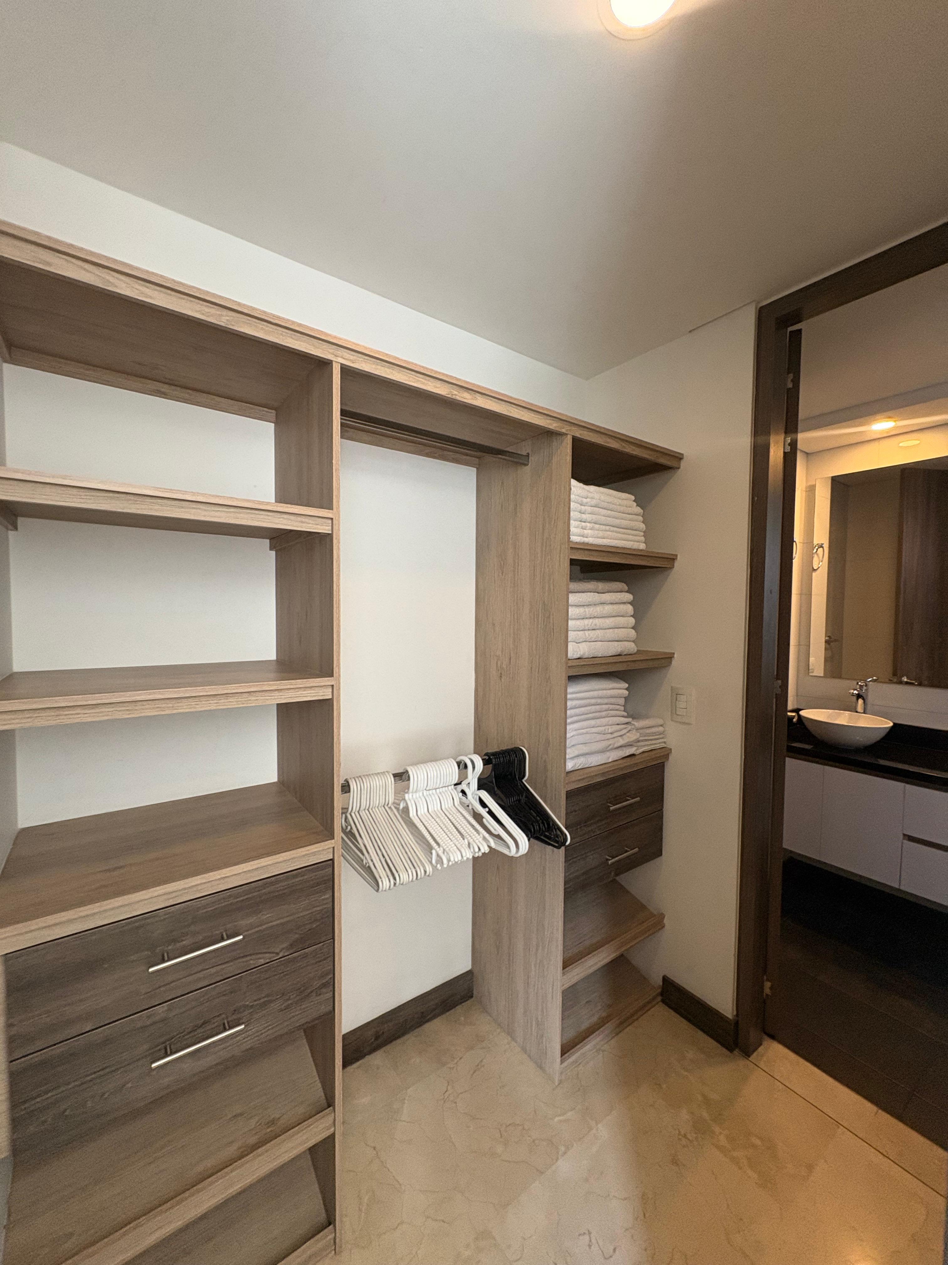 ARRIENDO APARTAMENTO AMOBLADO, POBLADO LOMA LOS PARRA