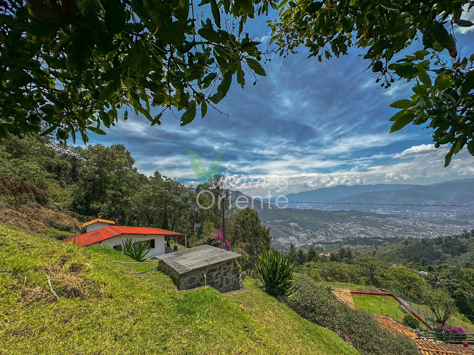 ARRIENDO CASA CAMPESTRE - SANTA ELENA