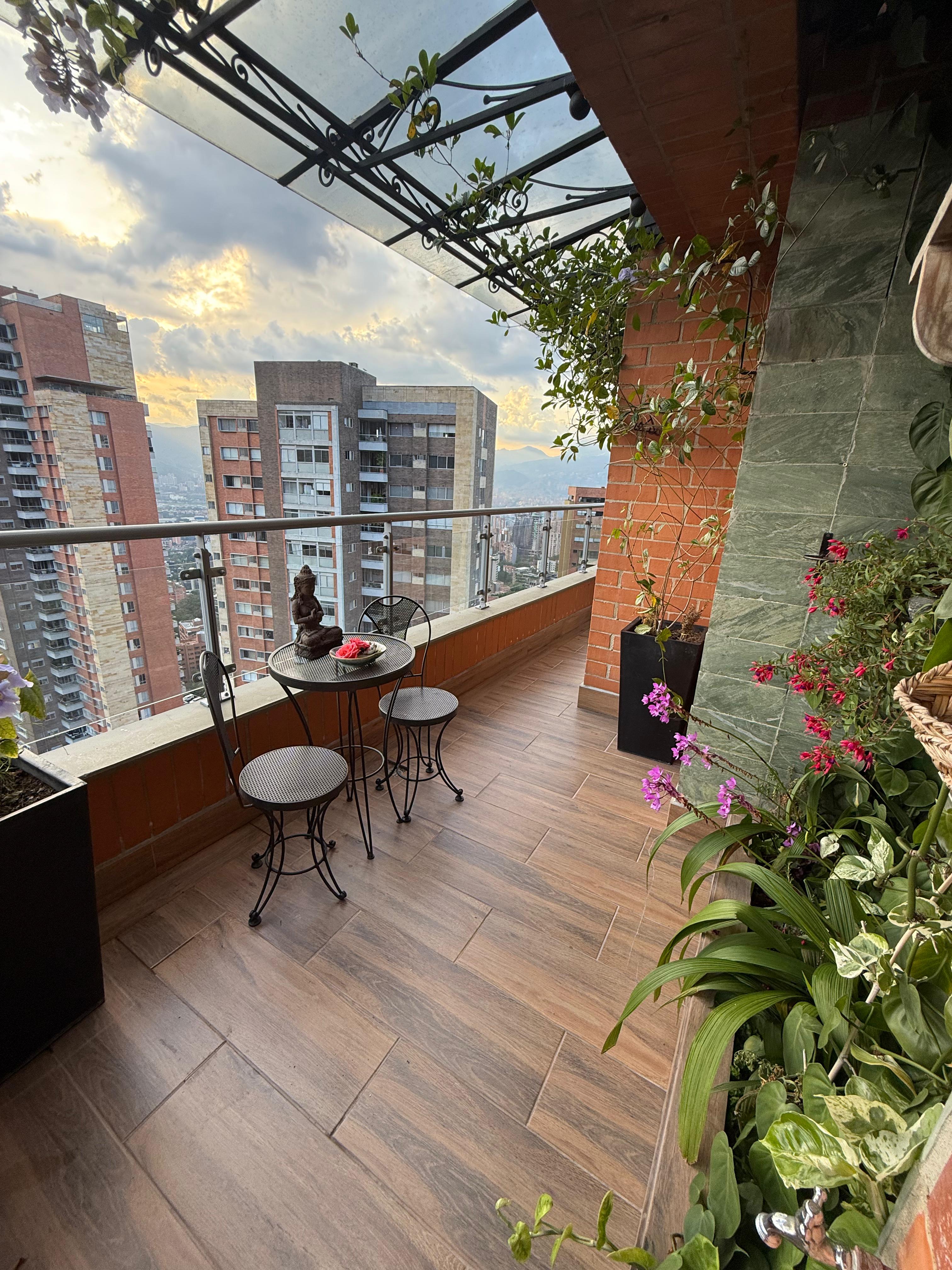 ARRIENDO PENTHOUSE AMOBLADO - POBLADO SECTOR EL TESORO
