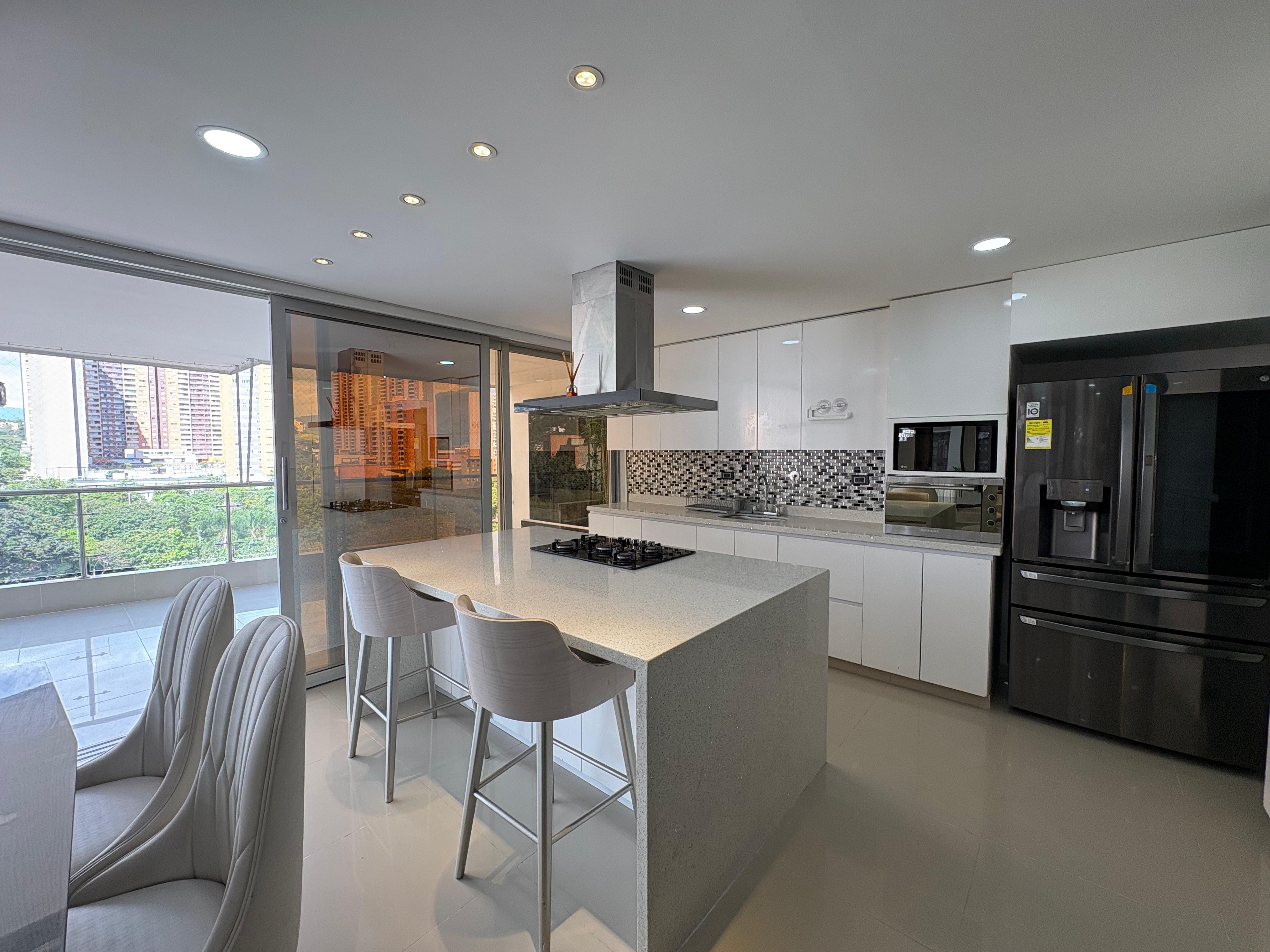 ARRIENDO APARTAMENTO AMOBLADO, DESOCUPADO COLORES