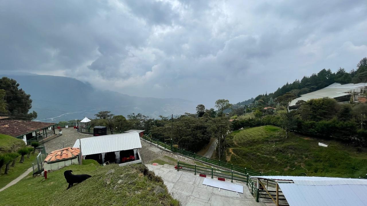 ARRIENDO CASA CAMPESTRE - SANTA ELENA