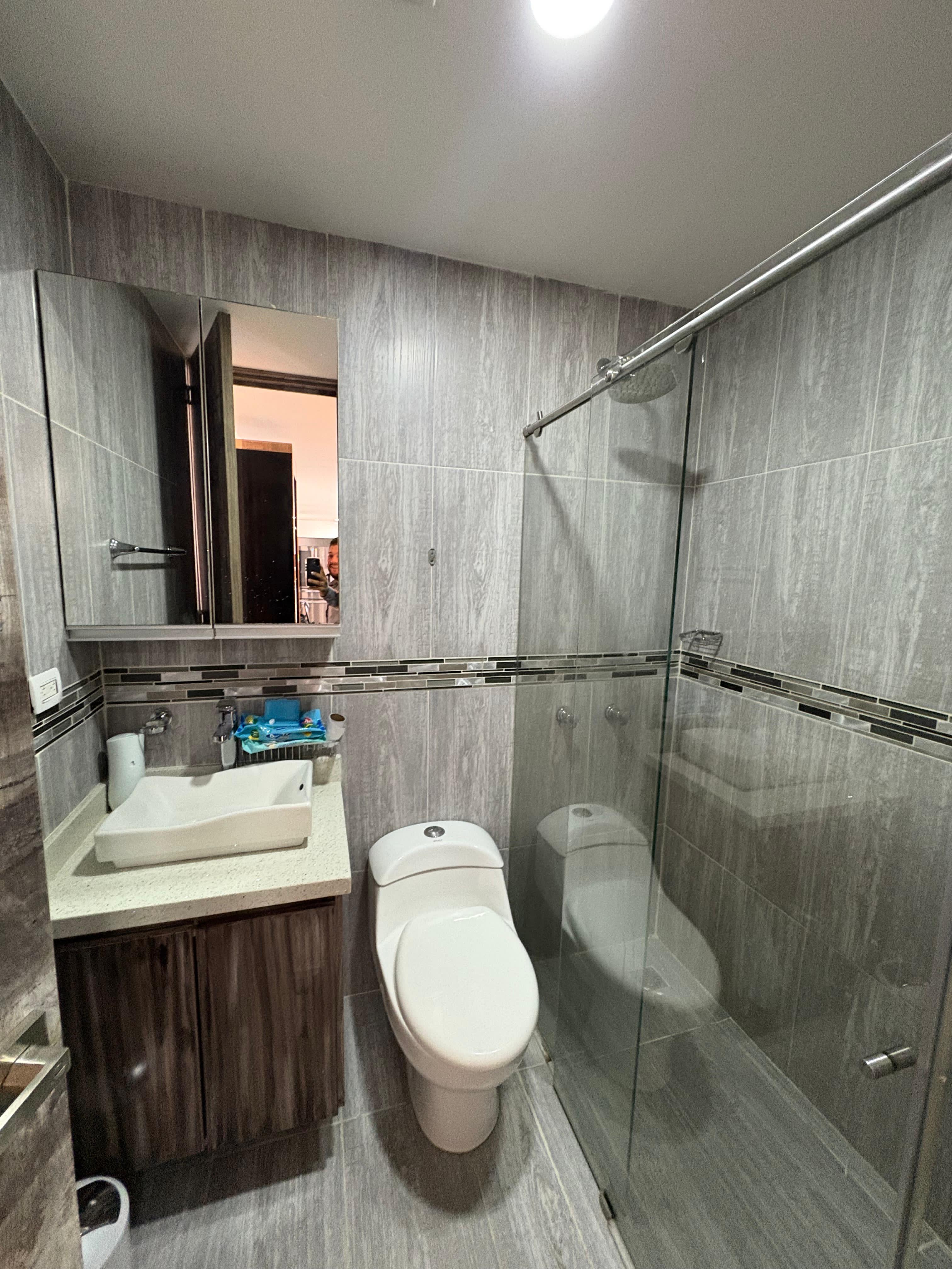 ARRIENDO APARTAMENTO AMOBLADO, DESOCUPADO COLORES