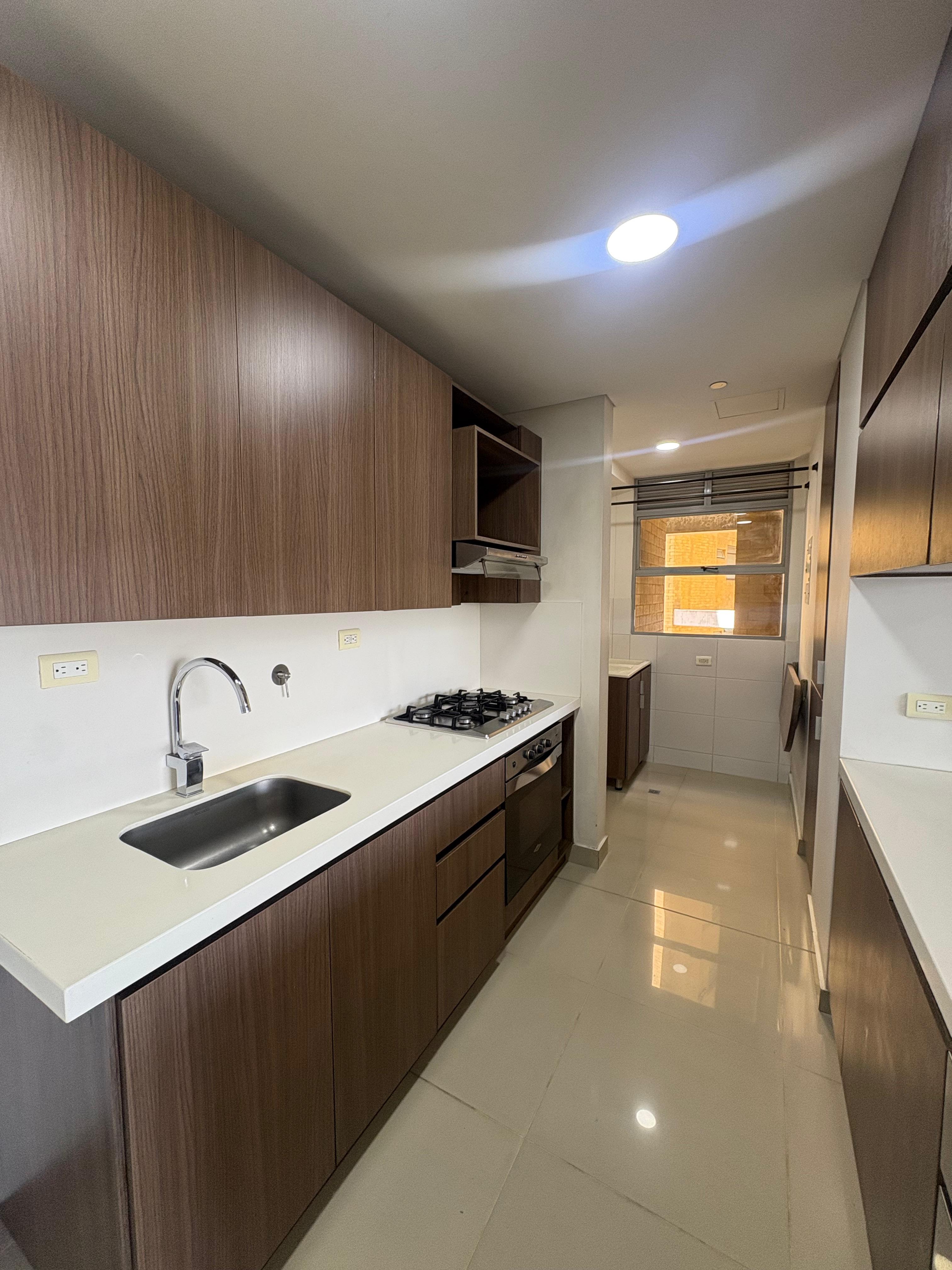 ARRIENDO APARTAMENTO, POBLADO CASTROPOL
