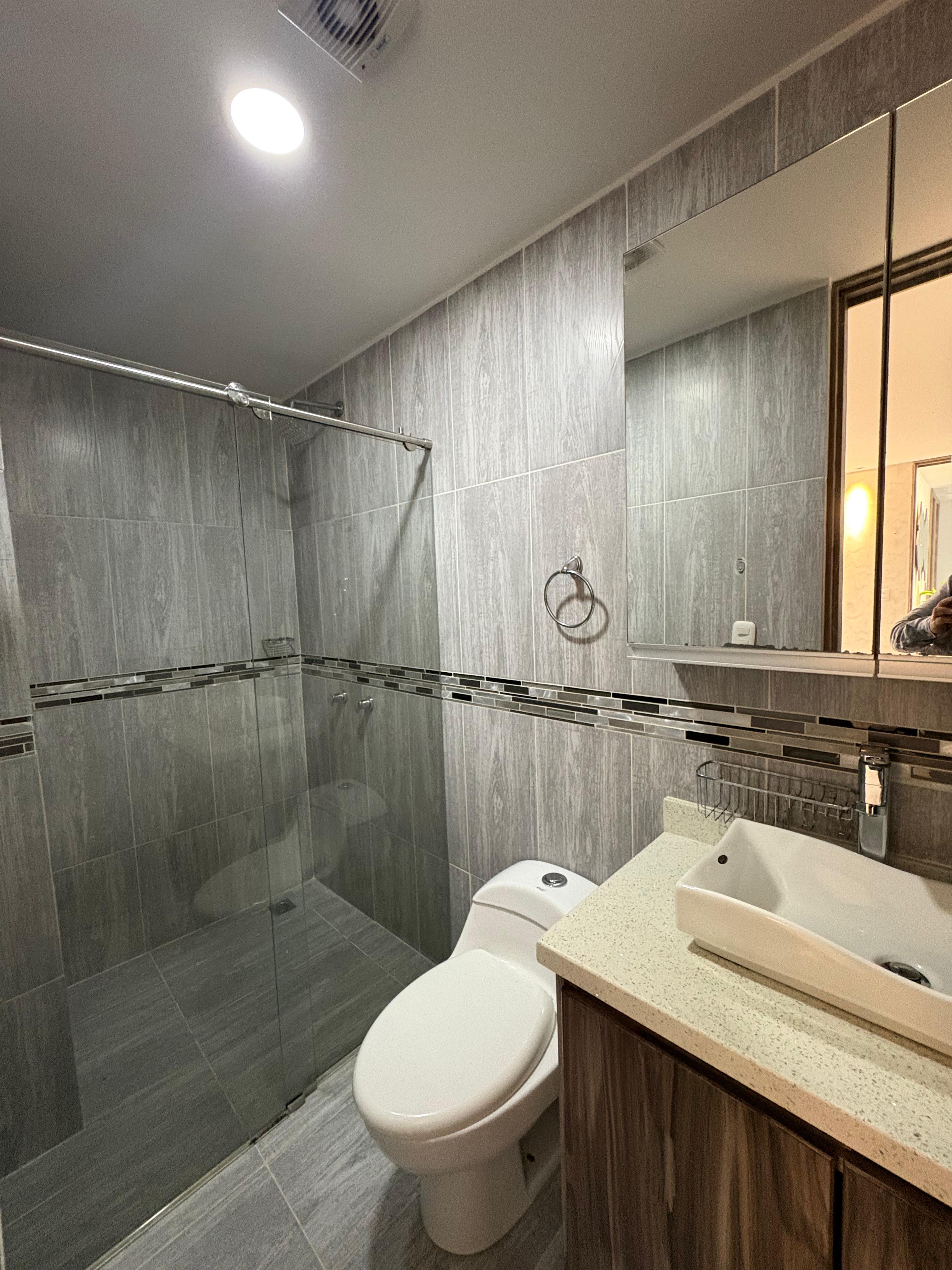 ARRIENDO APARTAMENTO AMOBLADO, DESOCUPADO COLORES