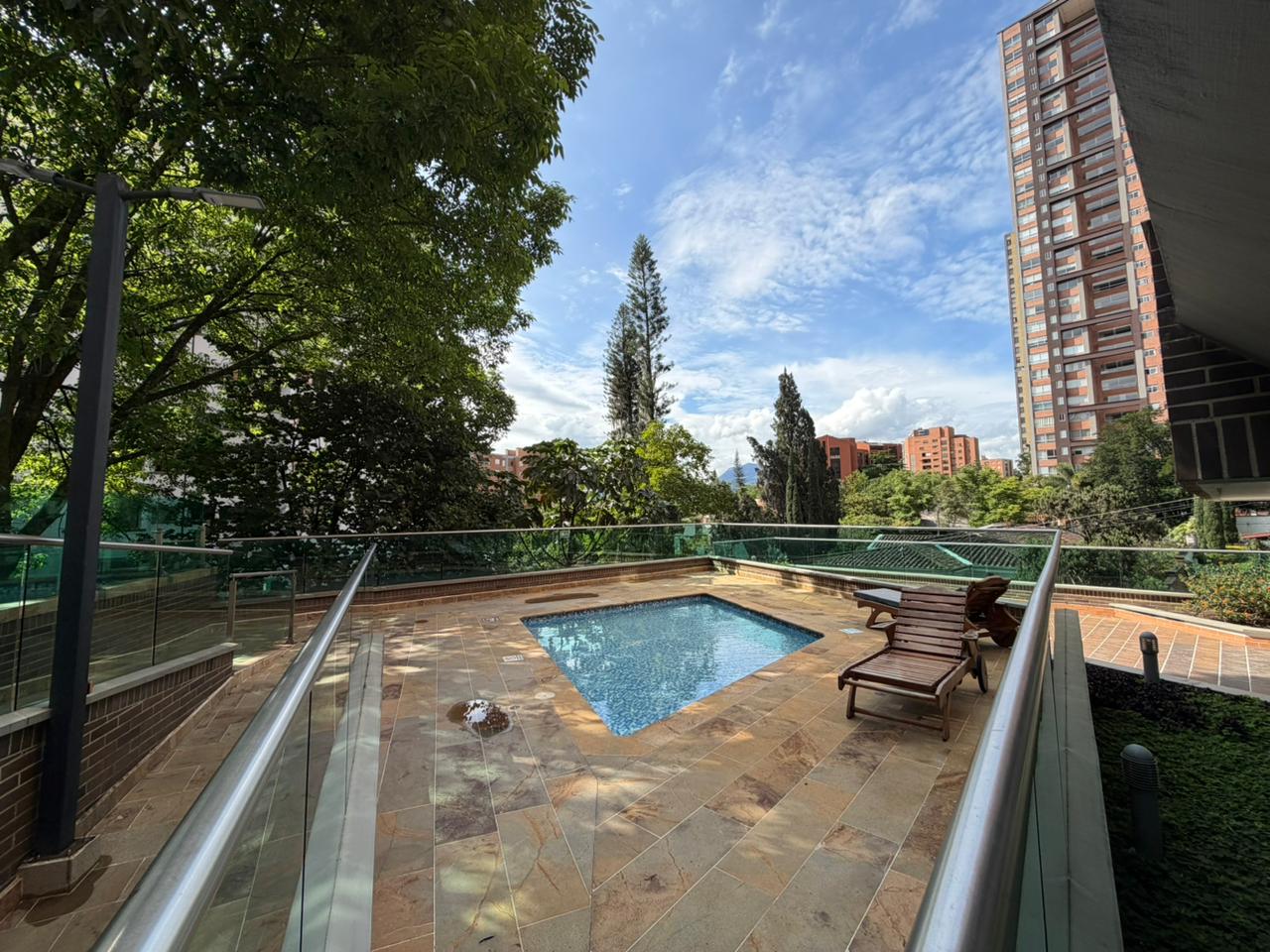 ARRIENDO APARTAMENTO AMOBLADO  - POBLADO CASTROPOL