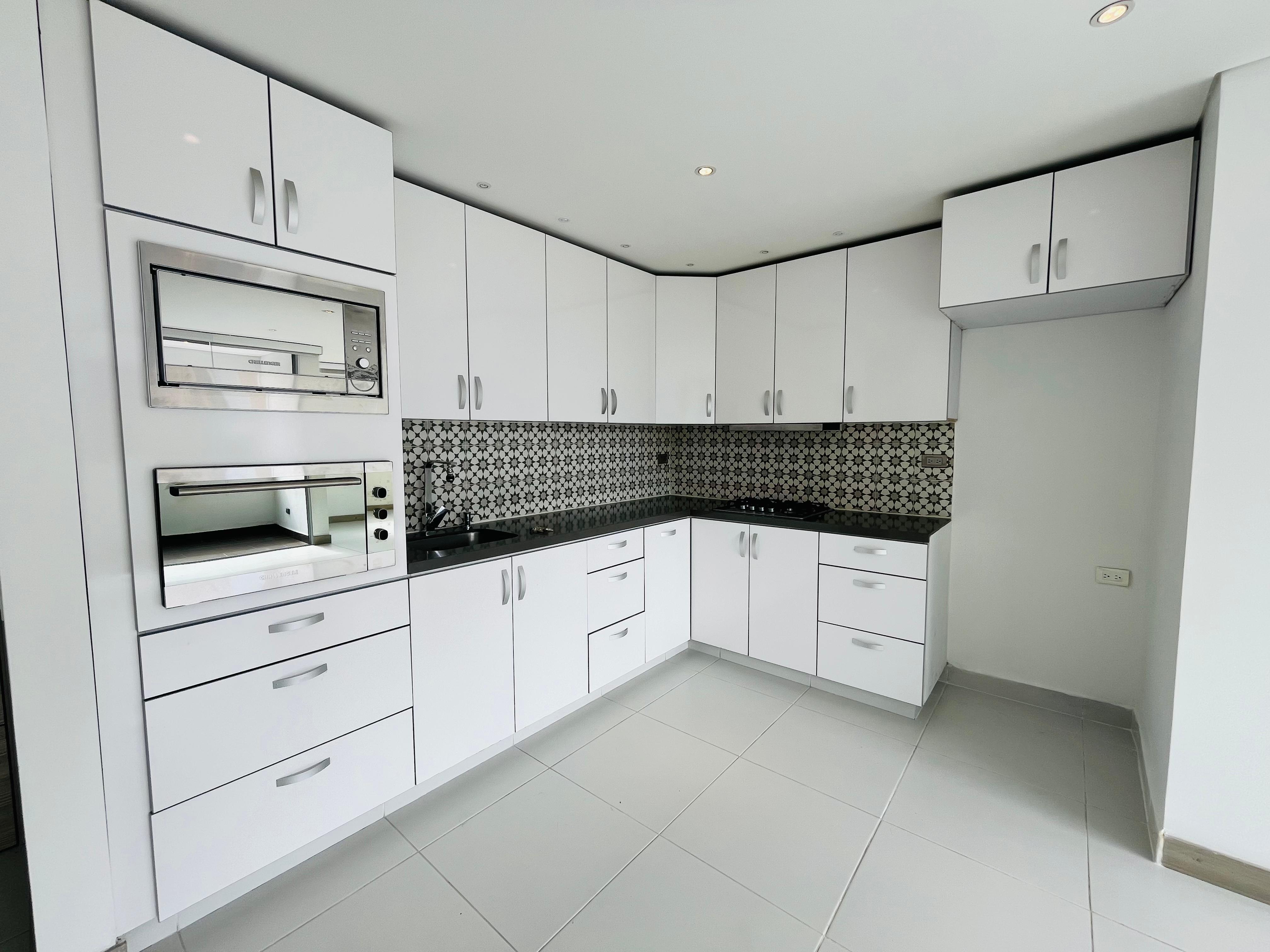ARRIENDO APARTAMENTO - POBLADO CASTROPOL