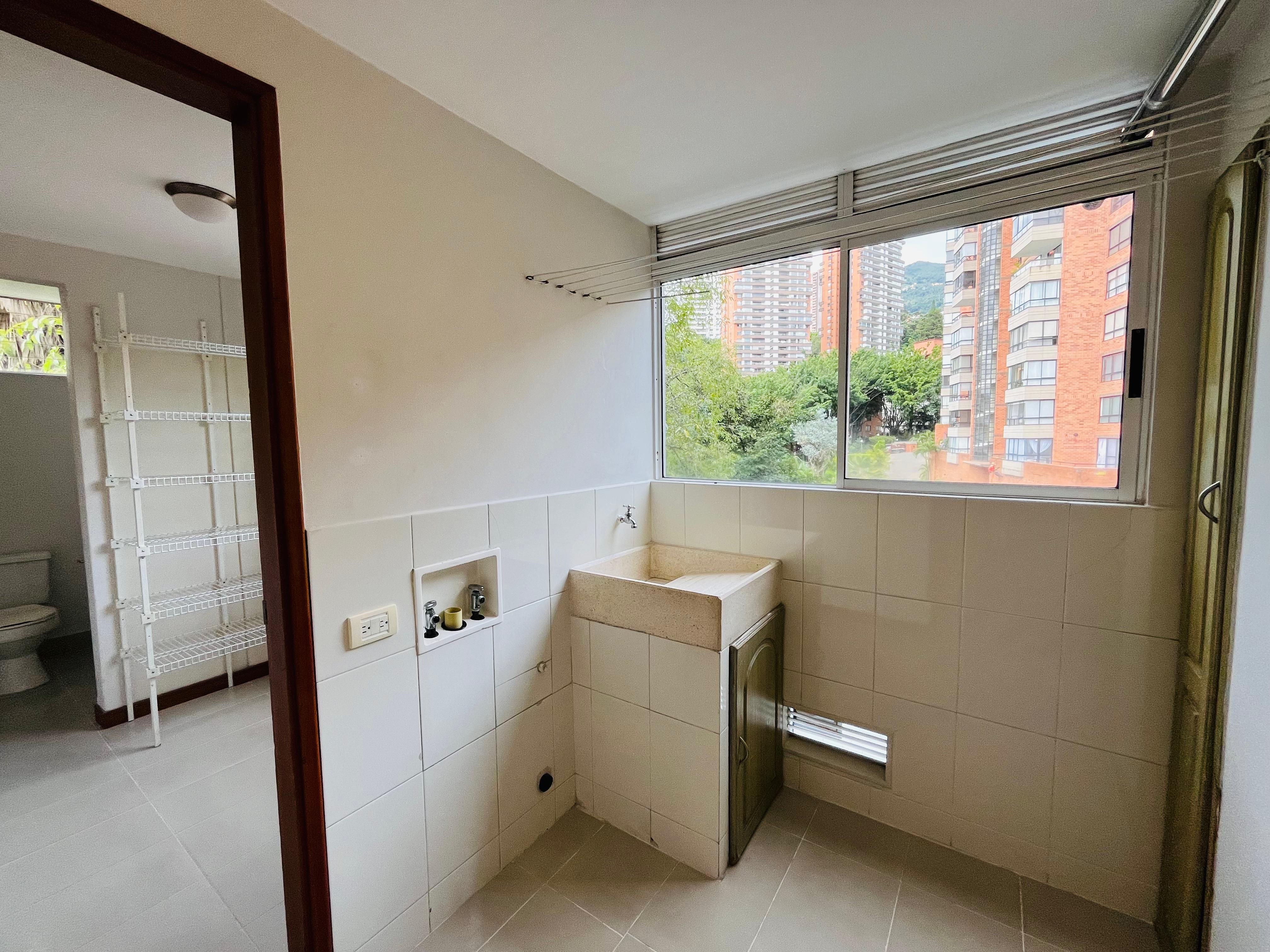 ARRIENDO APARTAMENTO - POBLADO SECTOR INFERIOR CON LOS BALSOS