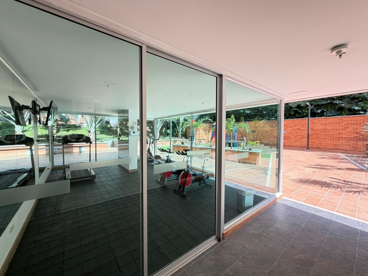 ARRIENDO APARTAMENTO AMOBLADO  - POBLADO CASTROPOL