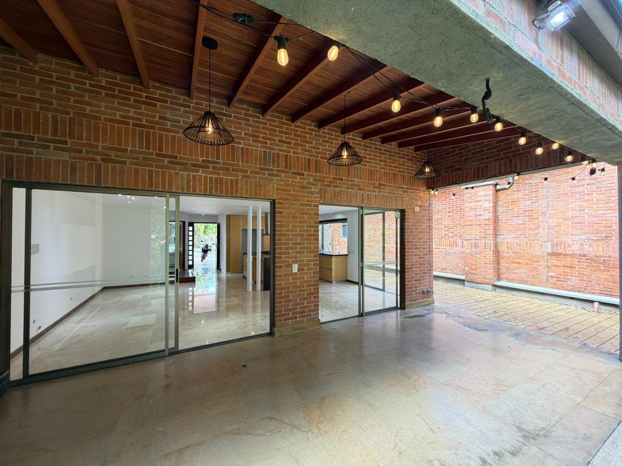 ARRIENDO CASA - ENVIGADO SECTOR INTERMEDIA