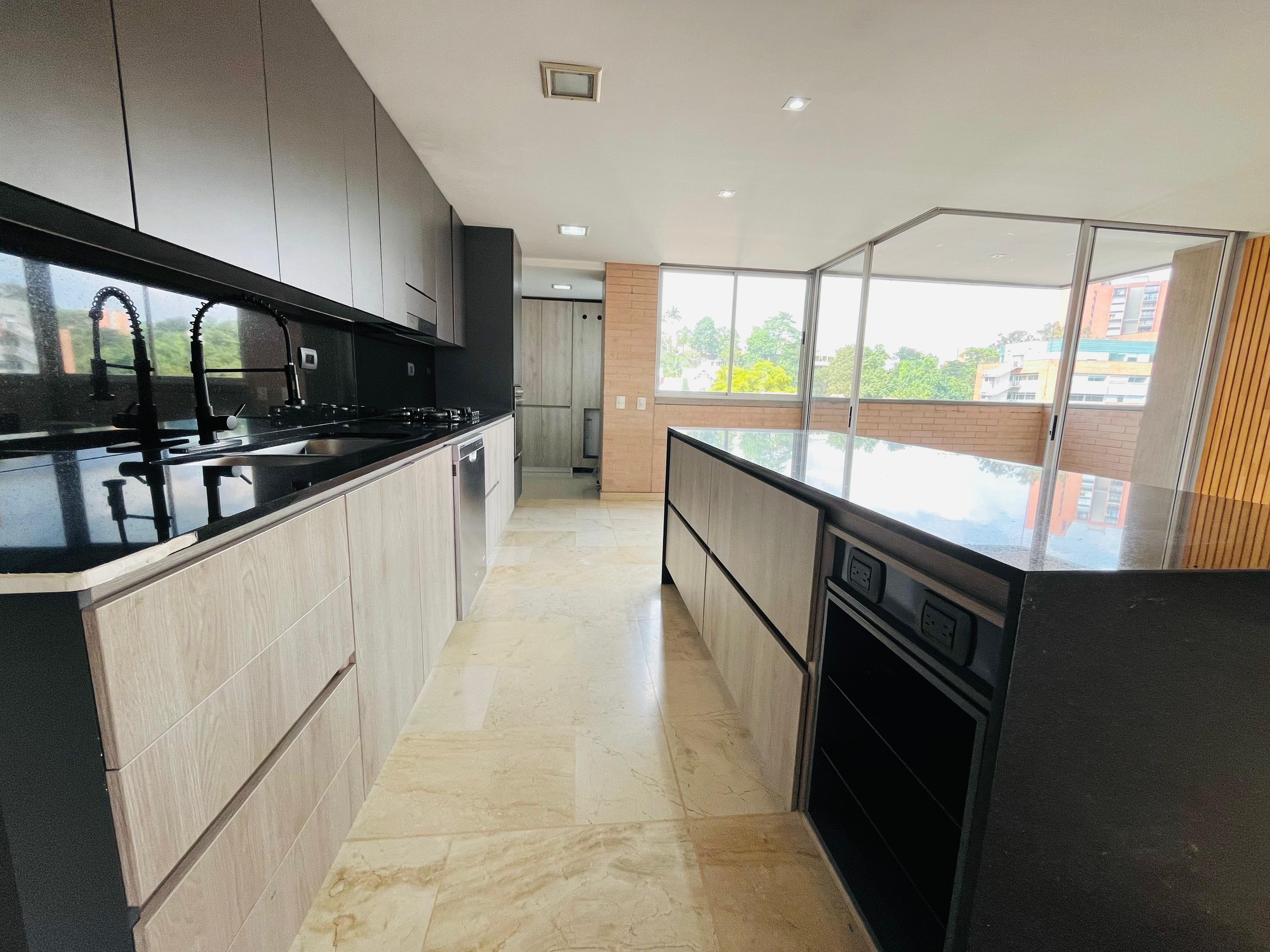 ARRIENDO APARTAMENTO - POBLADO TESORO