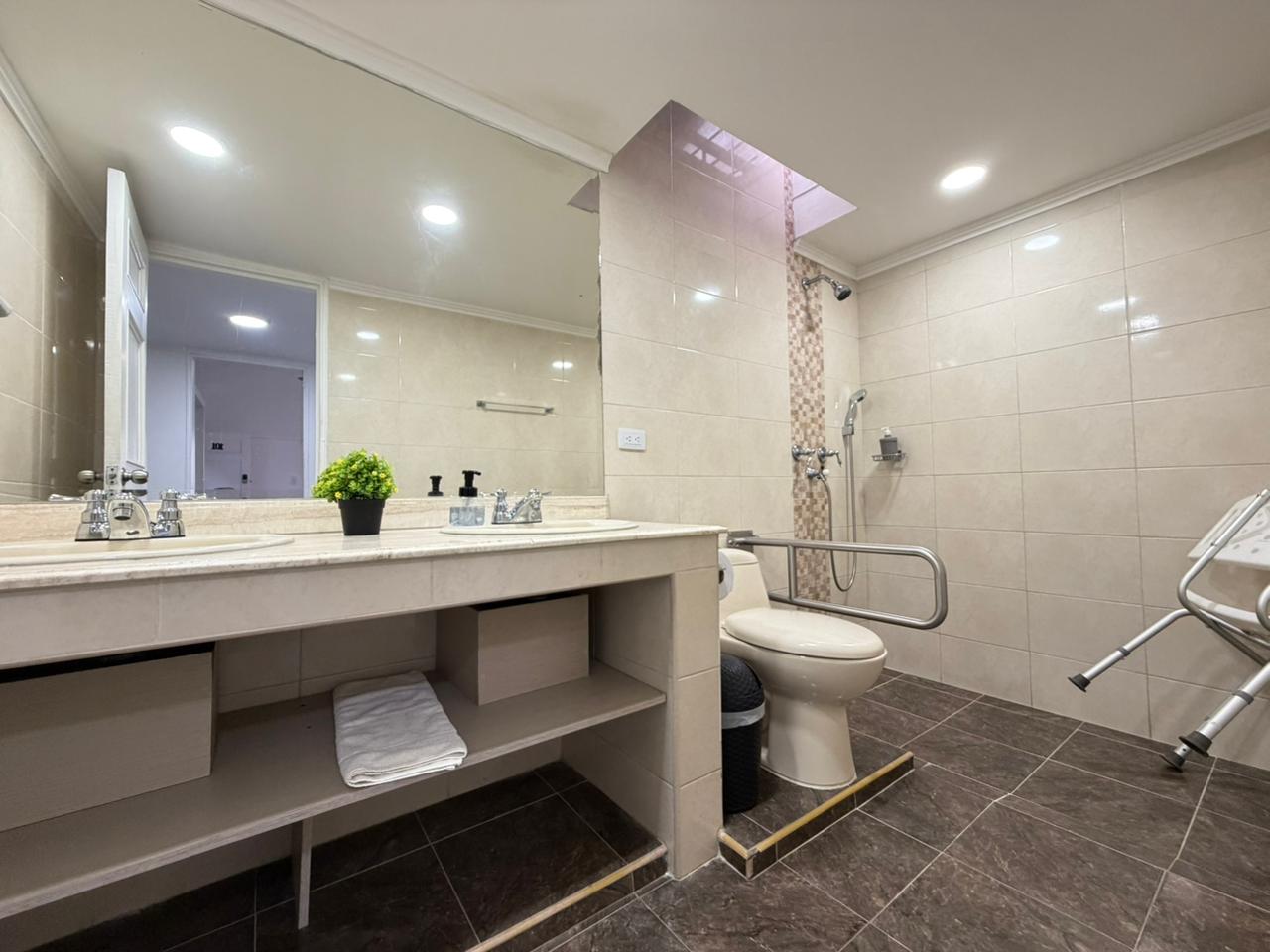 ARRIENDO CASA AMOBLADA O DESOCUPADA - LAURELES