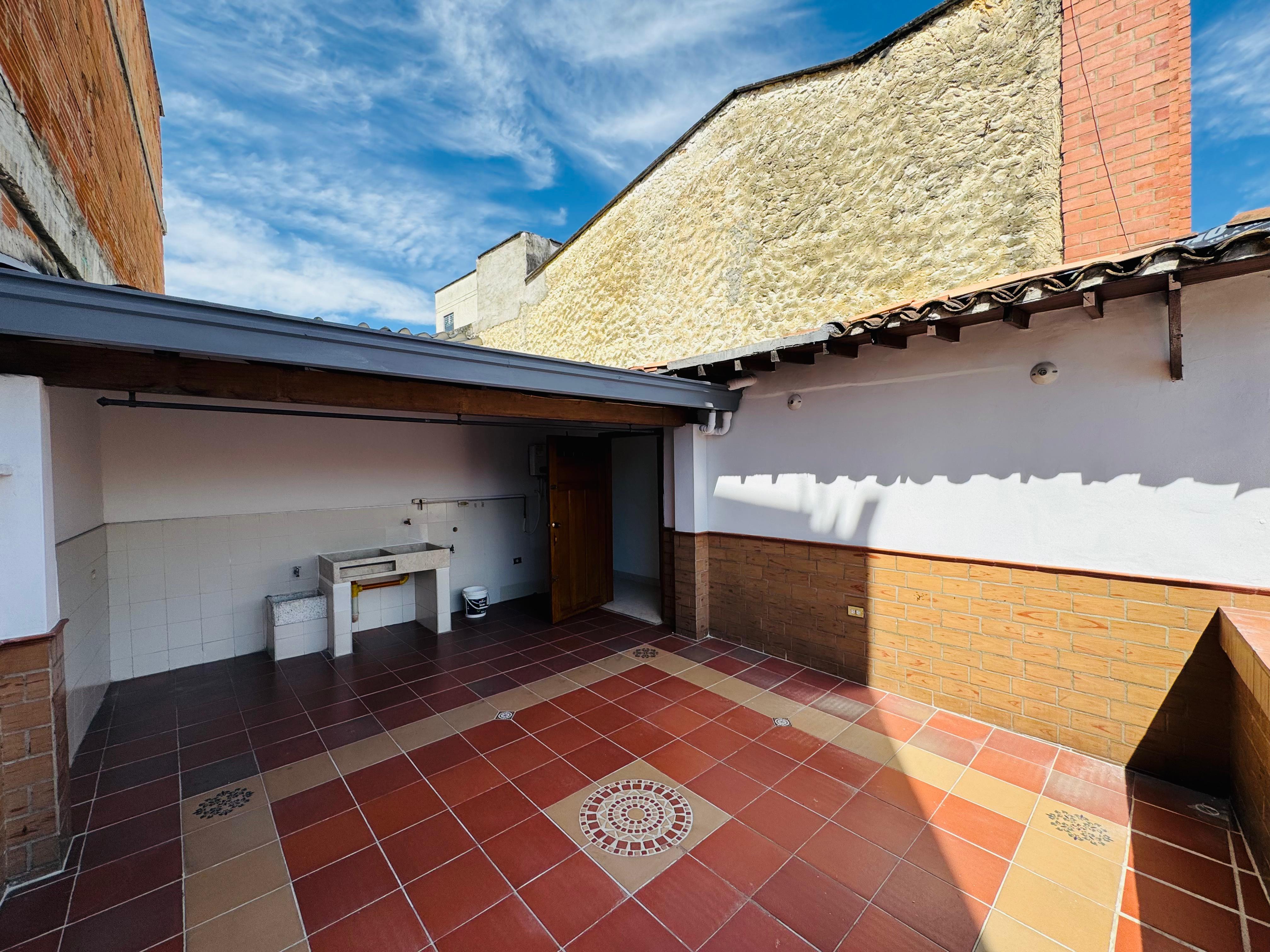 ARRIENDO CASA PARA VIVIENDA O COMERCIAL - FLORIA NUEVA
