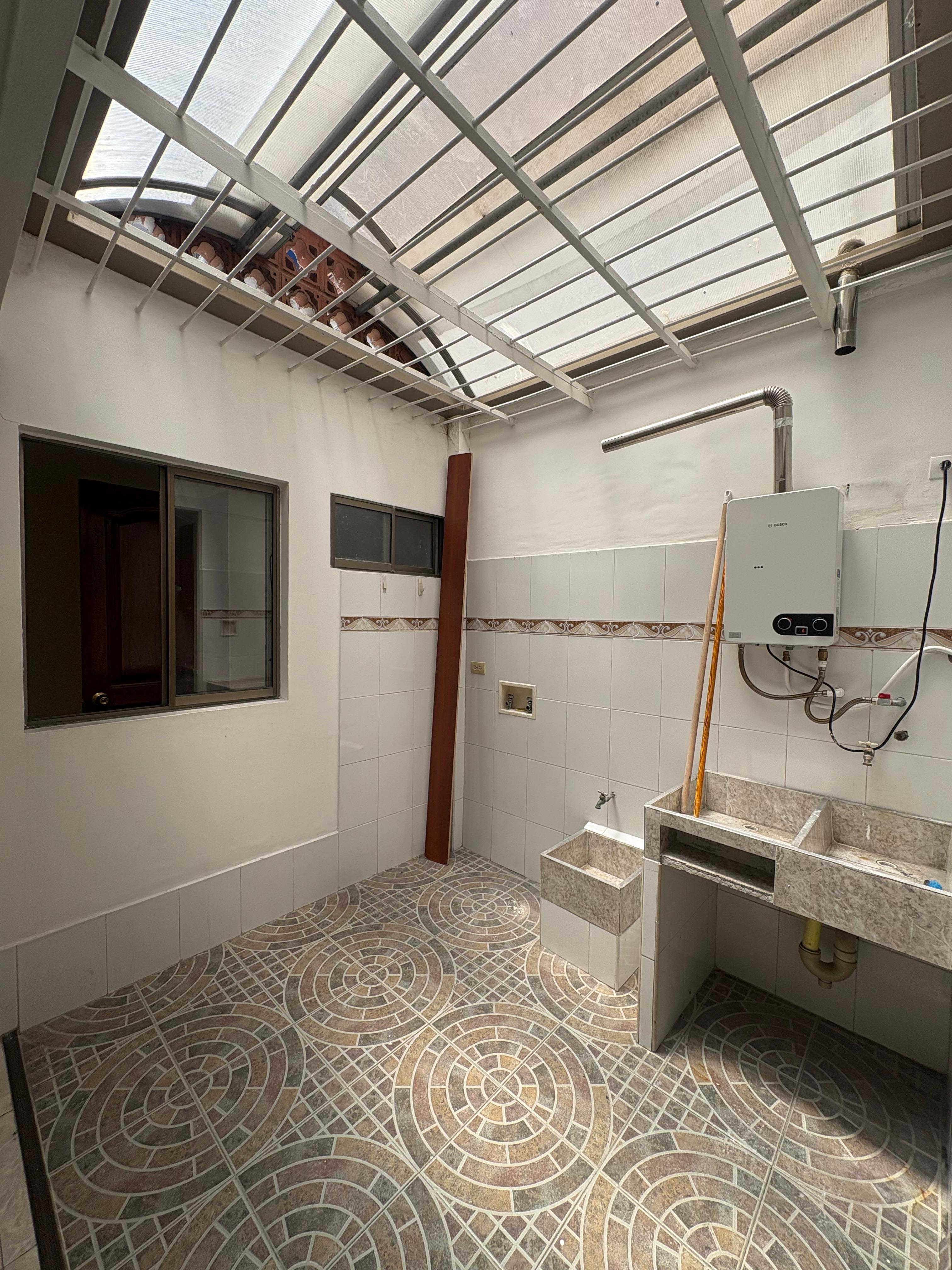 ARRIENDO CASA CASTELLANA
