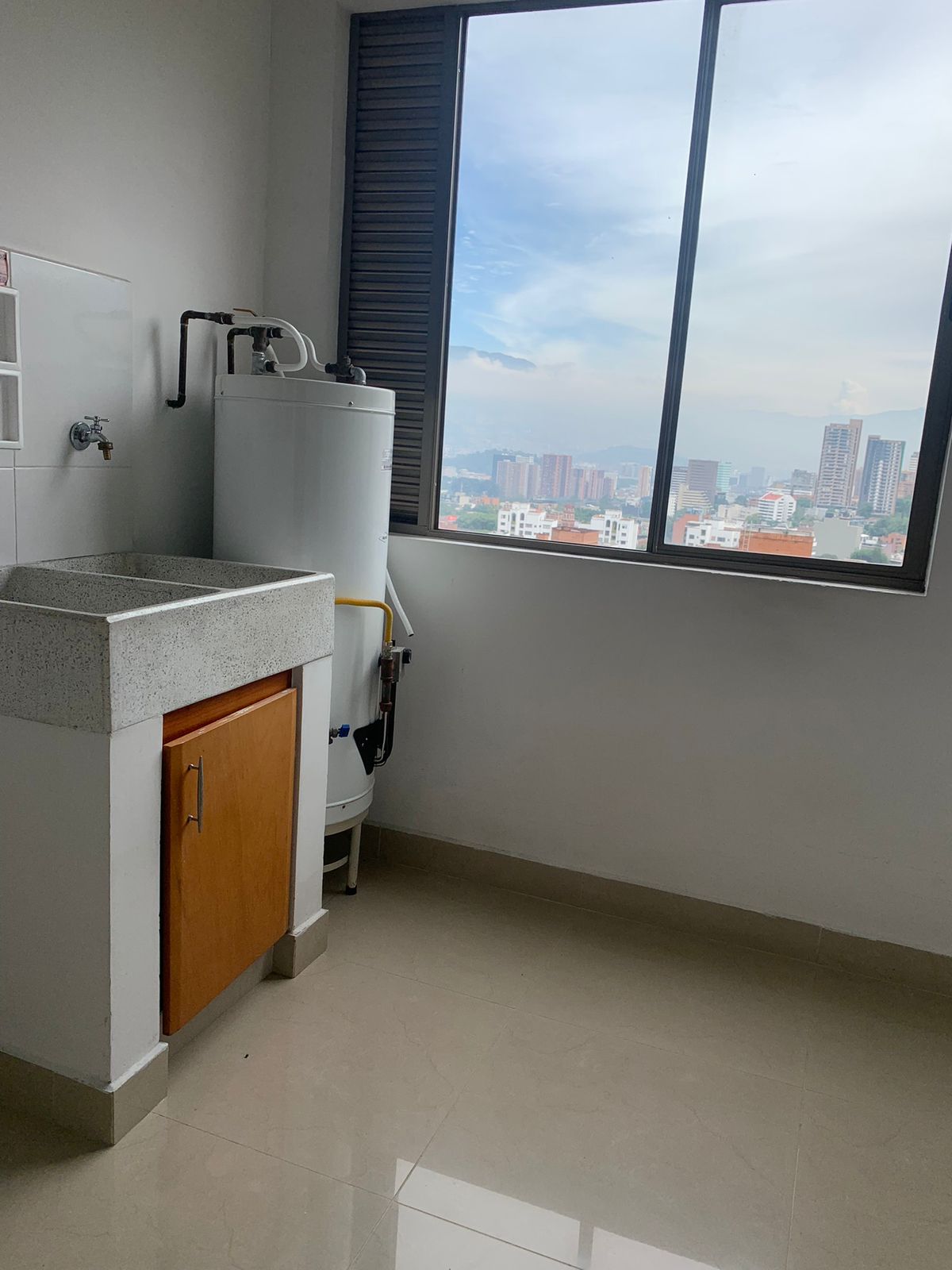 ARRIENDO APARTAMENTO, POBLADO TOMATERA