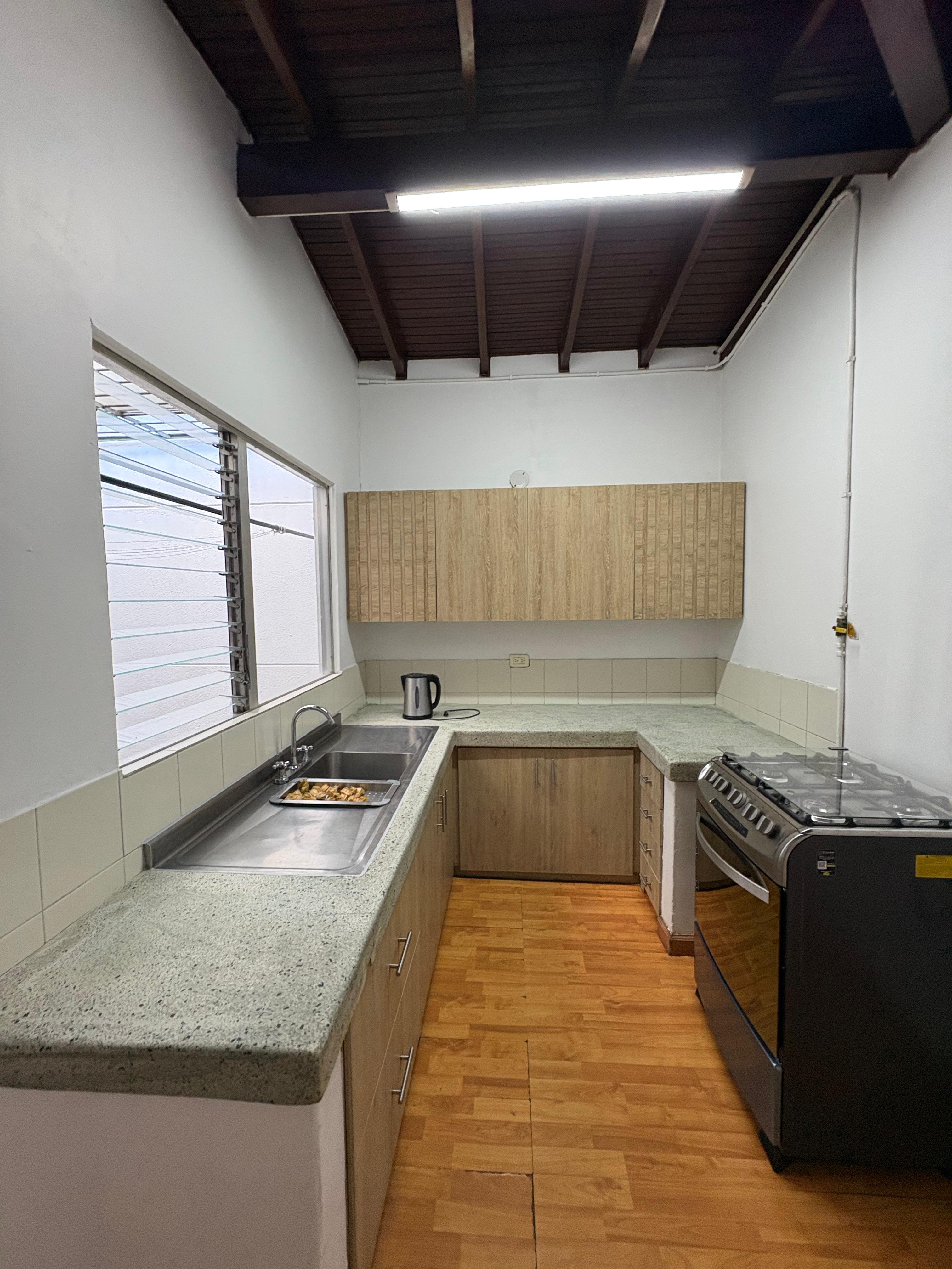 ARRIENDO CASA, COMERCIAL BELEN NOGAL