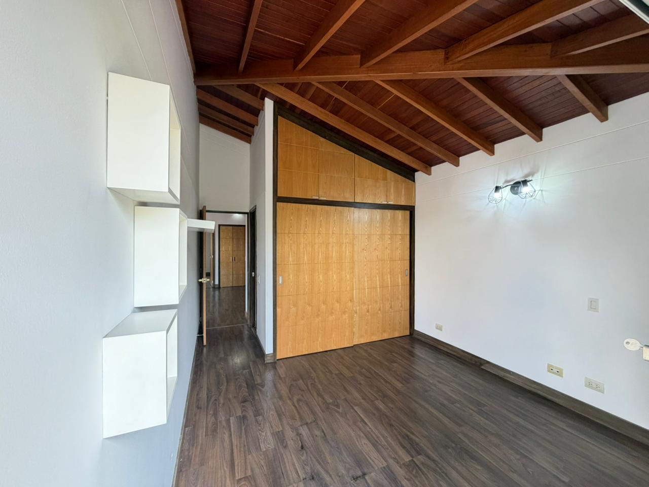 ARRIENDO CASA - ENVIGADO SECTOR INTERMEDIA