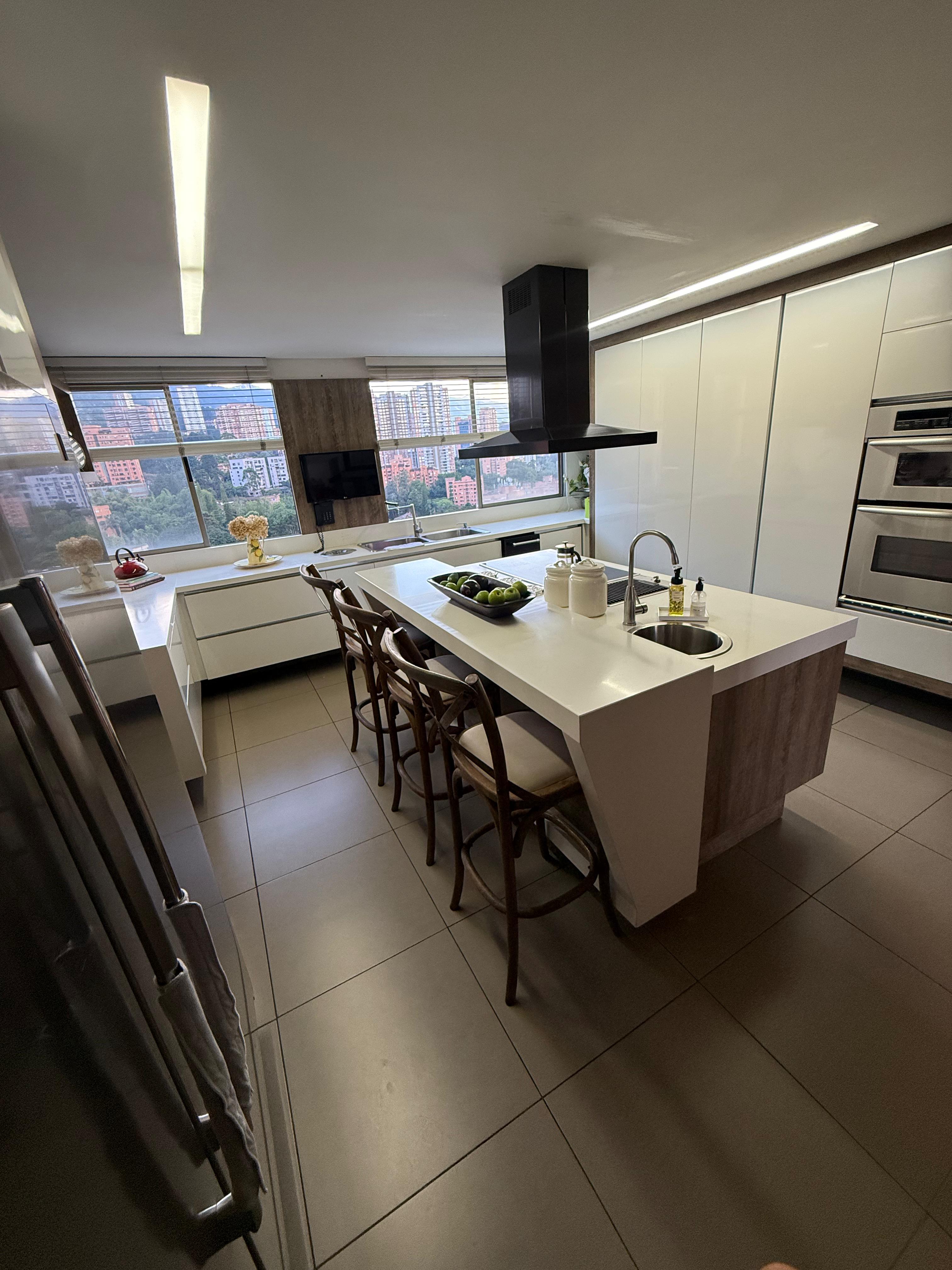 ARRIENDO PENTHOUSE AMOBLADO - POBLADO SECTOR EL TESORO