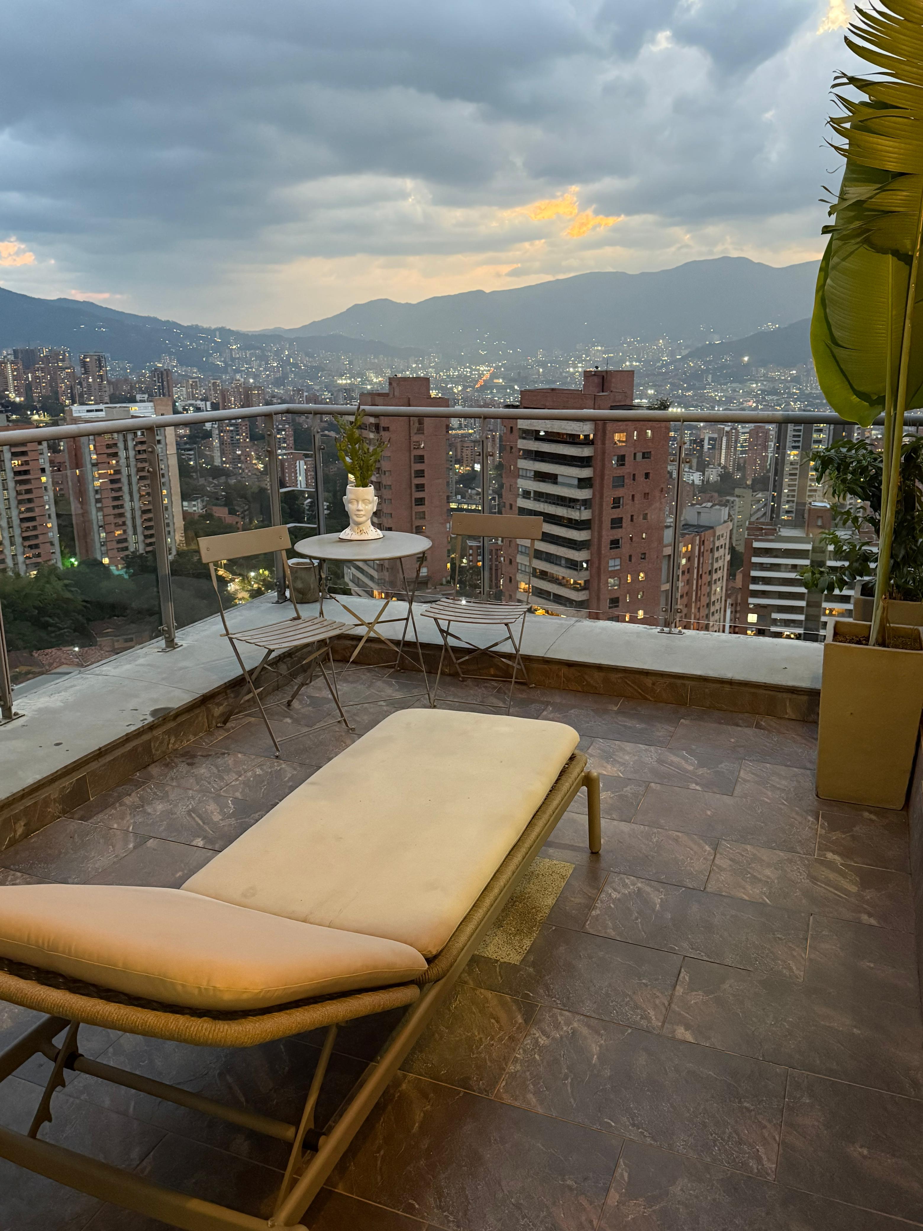 ARRIENDO PENTHOUSE AMOBLADO - POBLADO SECTOR EL TESORO