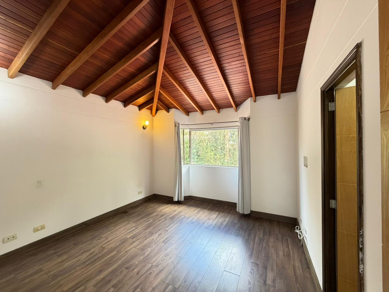 ARRIENDO CASA - ENVIGADO SECTOR INTERMEDIA