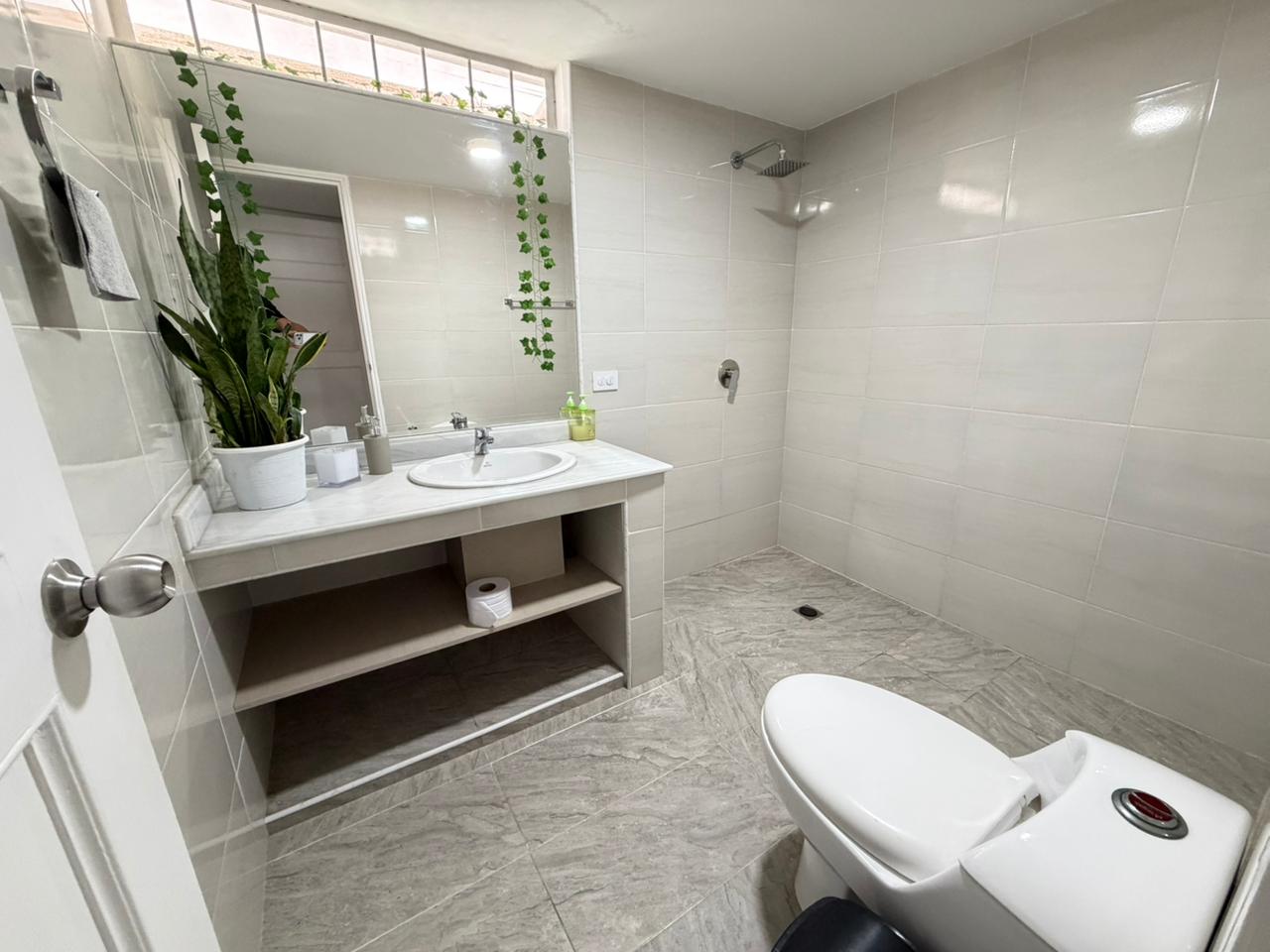 ARRIENDO CASA AMOBLADA O DESOCUPADA - LAURELES