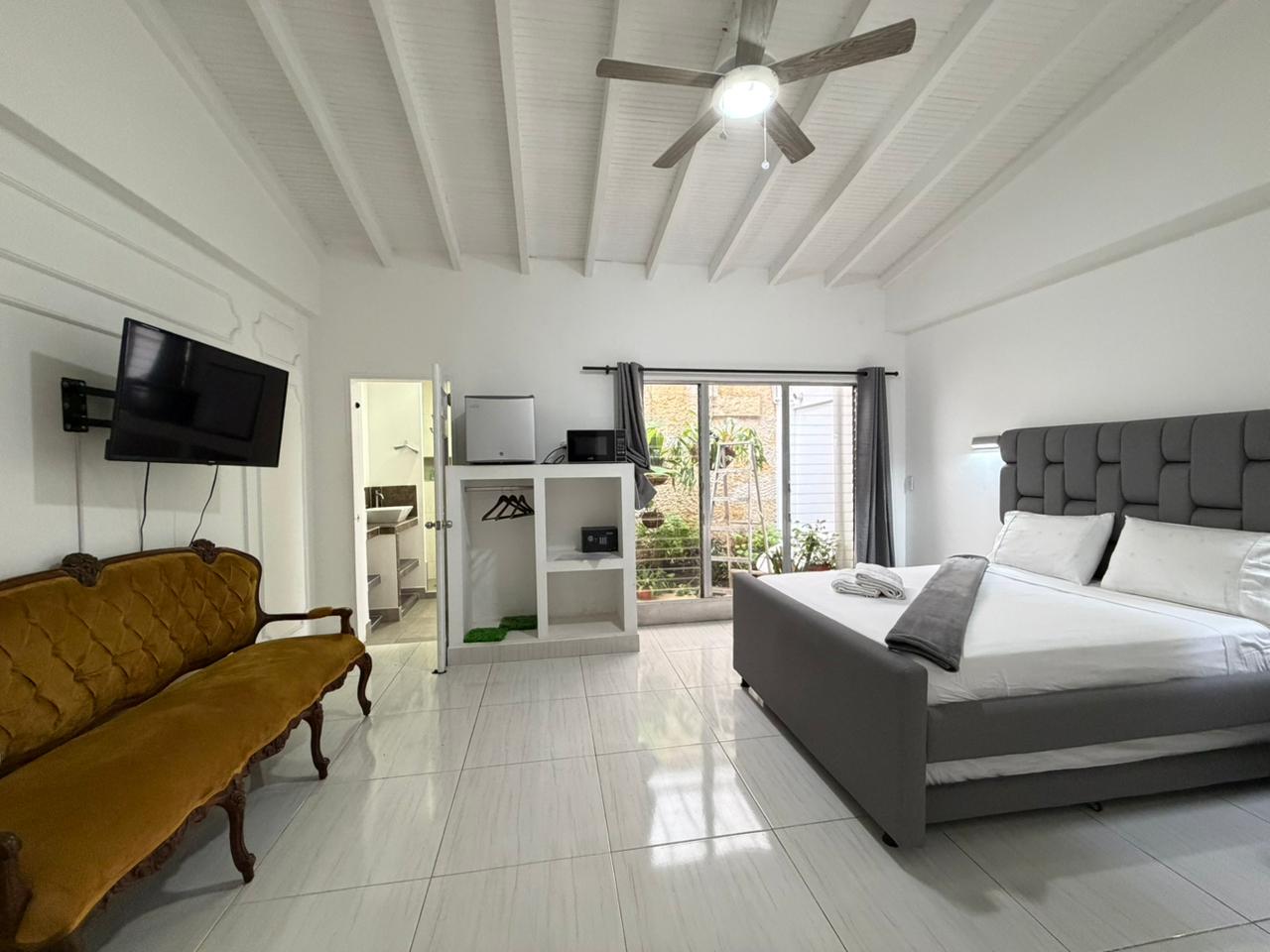 ARRIENDO CASA AMOBLADA O DESOCUPADA - LAURELES