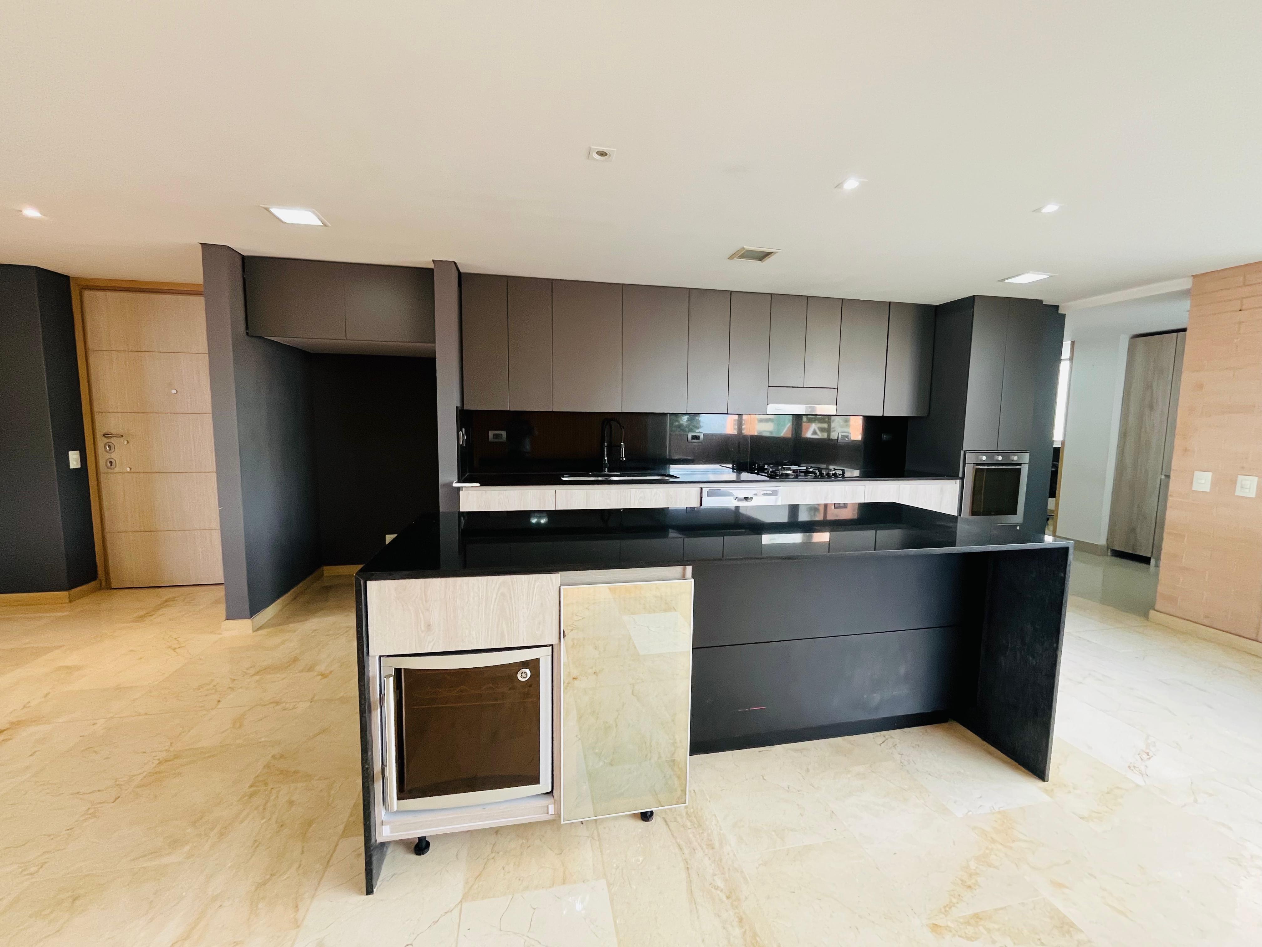 ARRIENDO APARTAMENTO - POBLADO TESORO