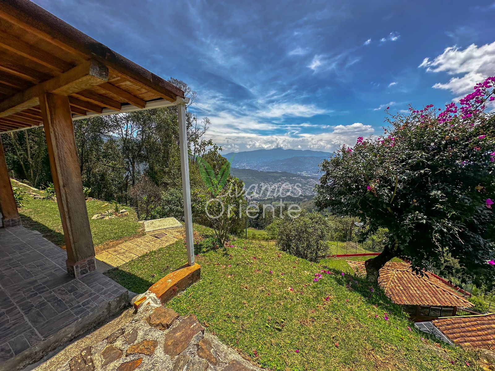 ARRIENDO CASA CAMPESTRE - SANTA ELENA