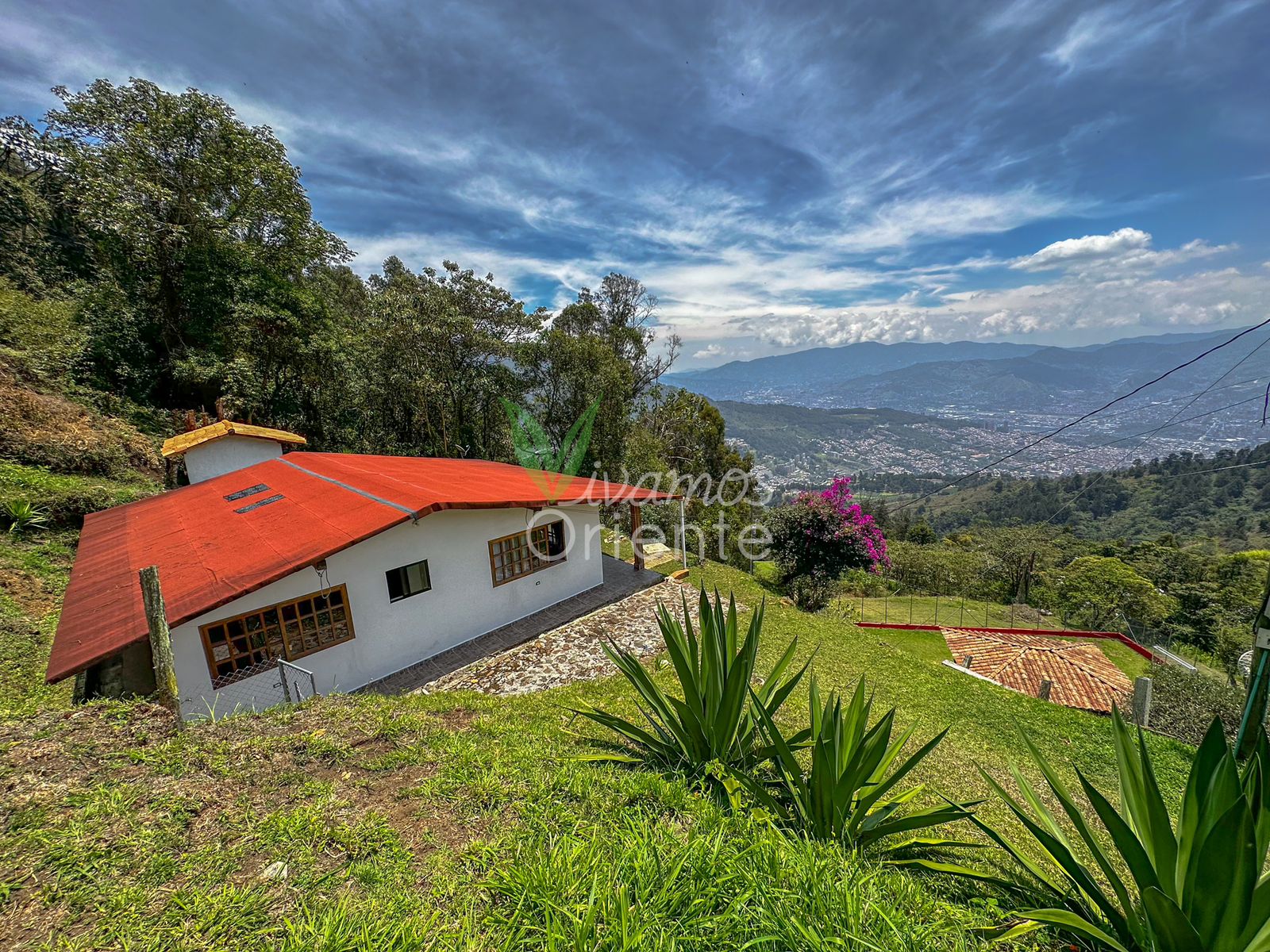 ARRIENDO CASA CAMPESTRE - SANTA ELENA