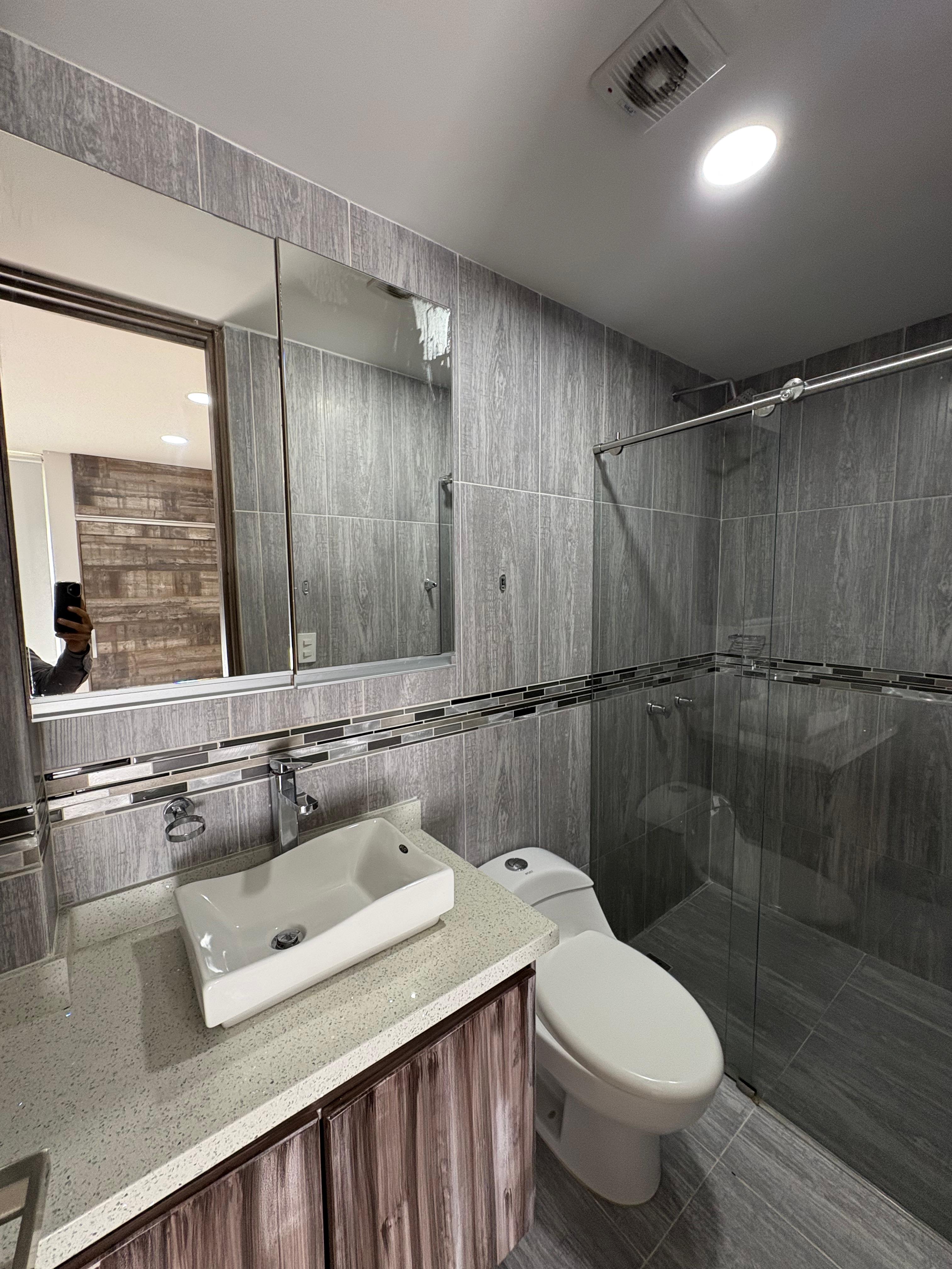 ARRIENDO APARTAMENTO AMOBLADO, DESOCUPADO COLORES