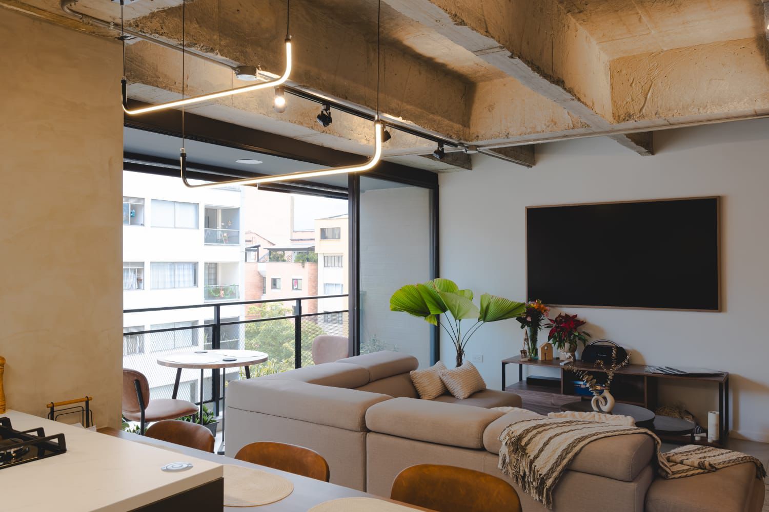 ARRIENDO APARTAMENTO AMOBLADO - CONQUISTADORES