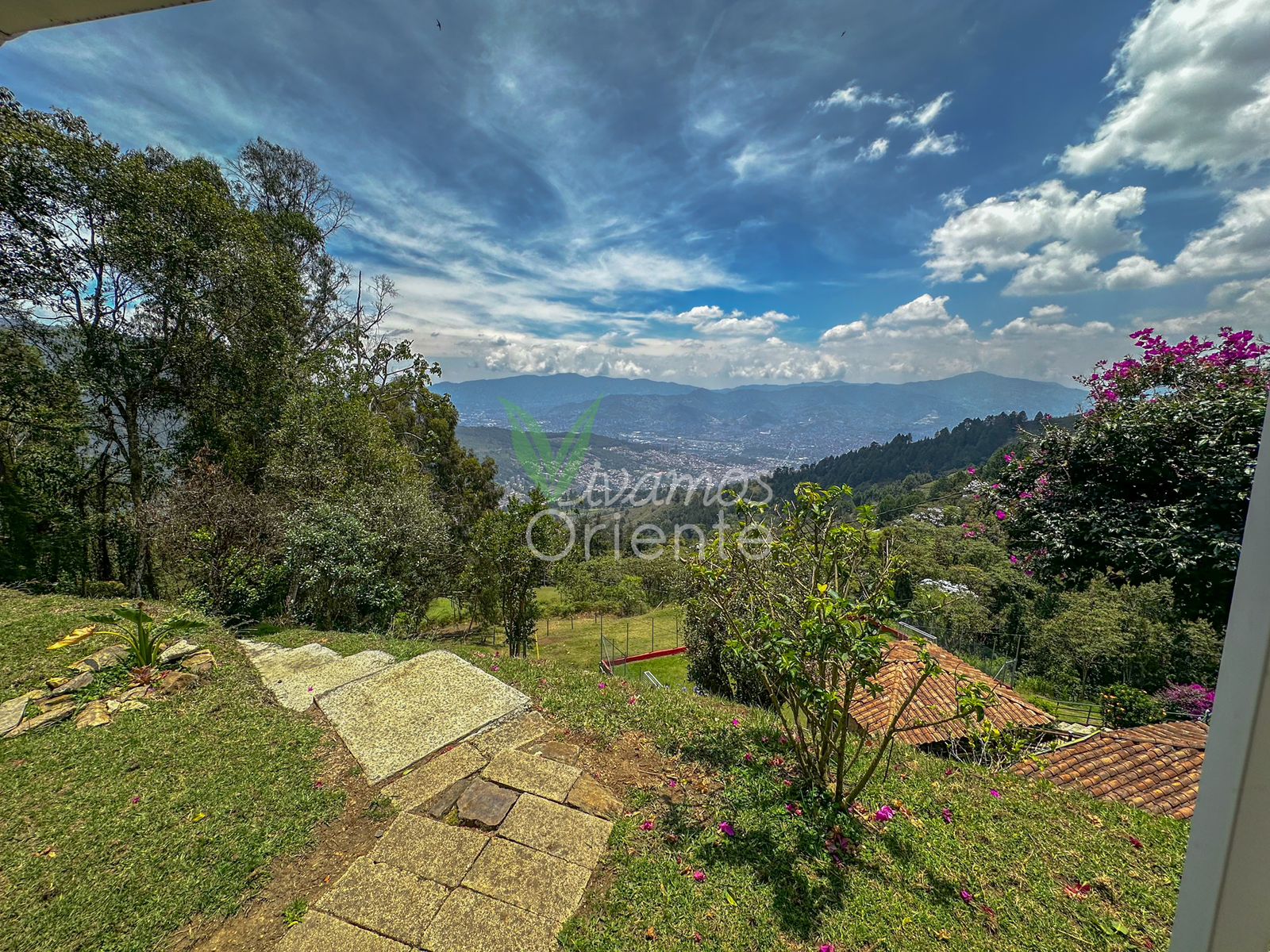 ARRIENDO CASA CAMPESTRE - SANTA ELENA