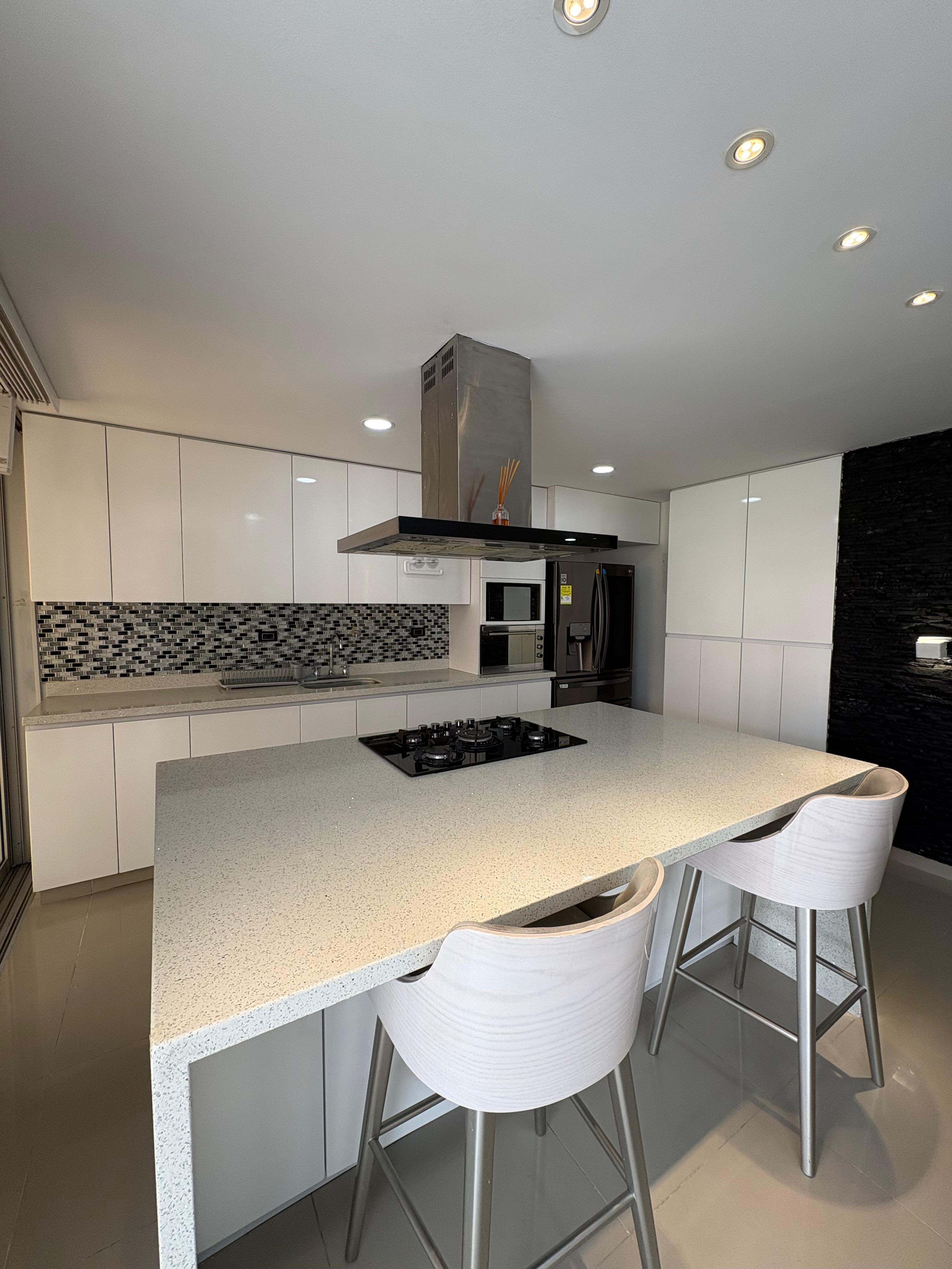 ARRIENDO APARTAMENTO AMOBLADO, DESOCUPADO COLORES