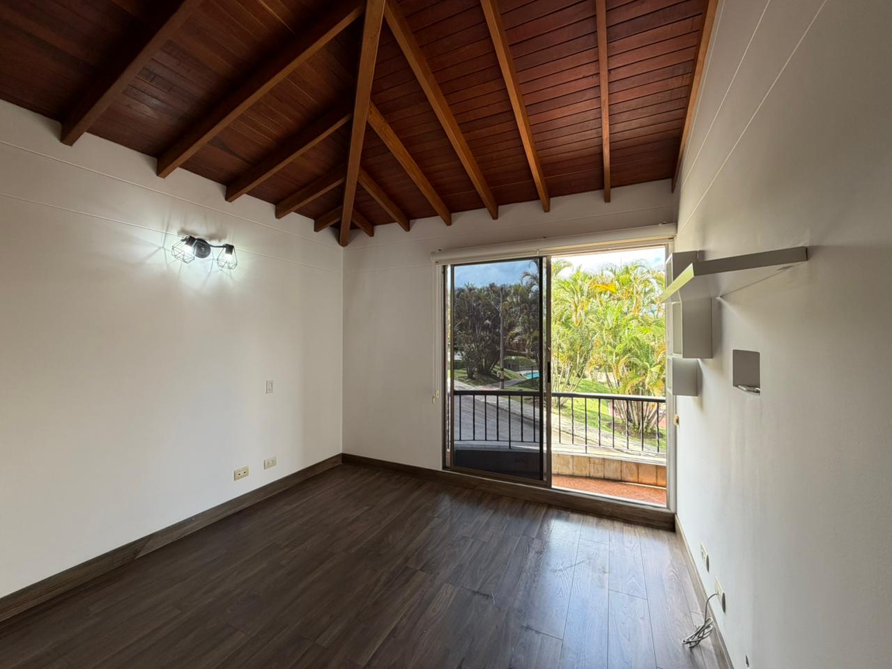 ARRIENDO CASA - ENVIGADO SECTOR INTERMEDIA