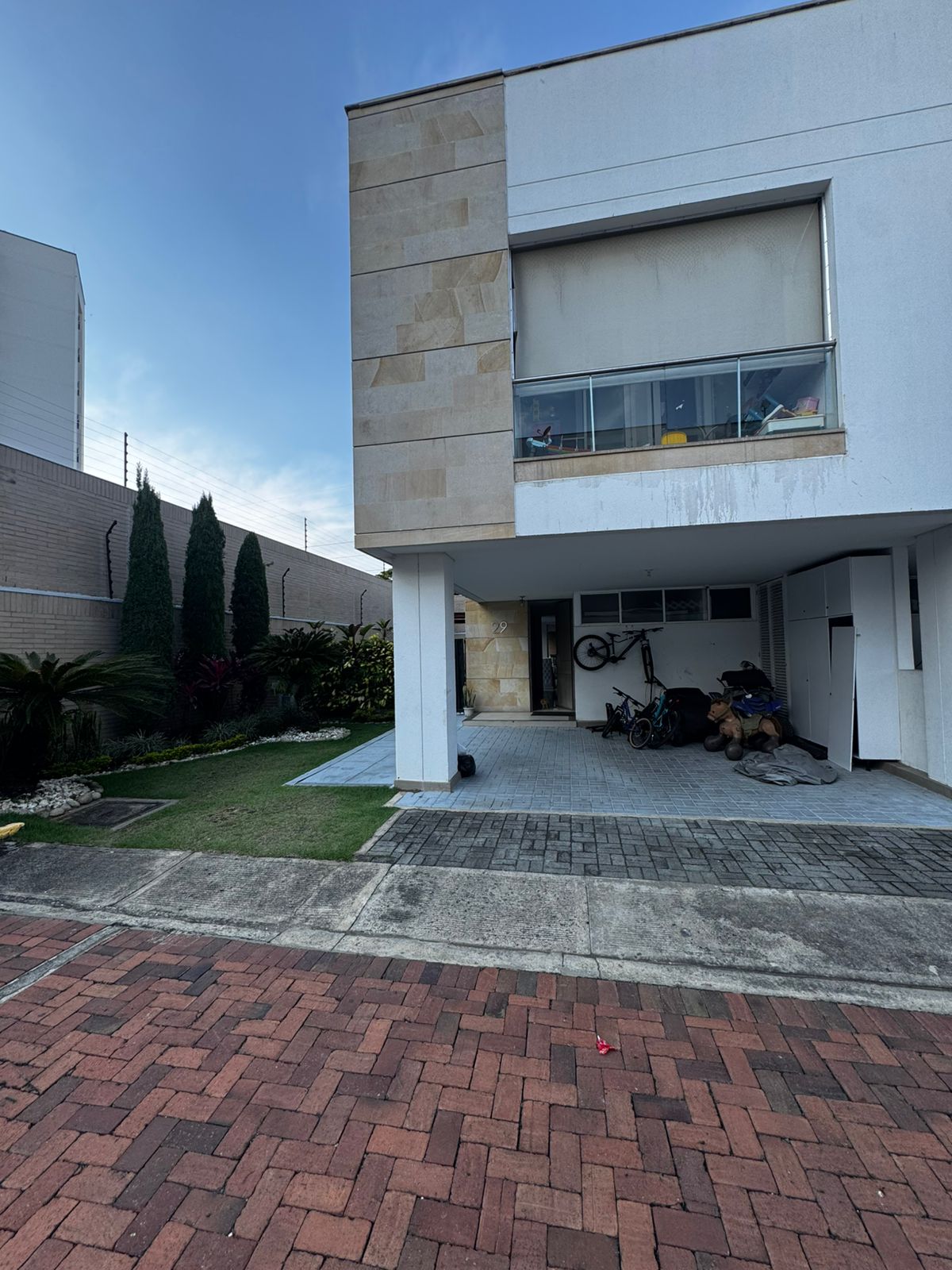 EN VENTA CASA UNIFAMILIAR DOS PISOS ESQUINERA EN PANCE, CALI 